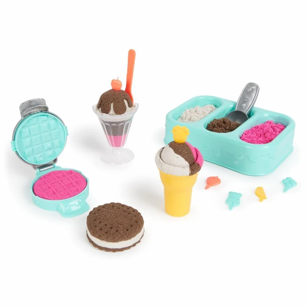 KINETIC SAND MAGICZNY SAS - PUDELICES DELICES LÓD 454 G + 6 NARZĘDZI - Twórz różne hipnotyzujące kształty dzięki temu magicznemu piaskowi jak pasta modelarska - zabawka dla dzieci od 3 lat