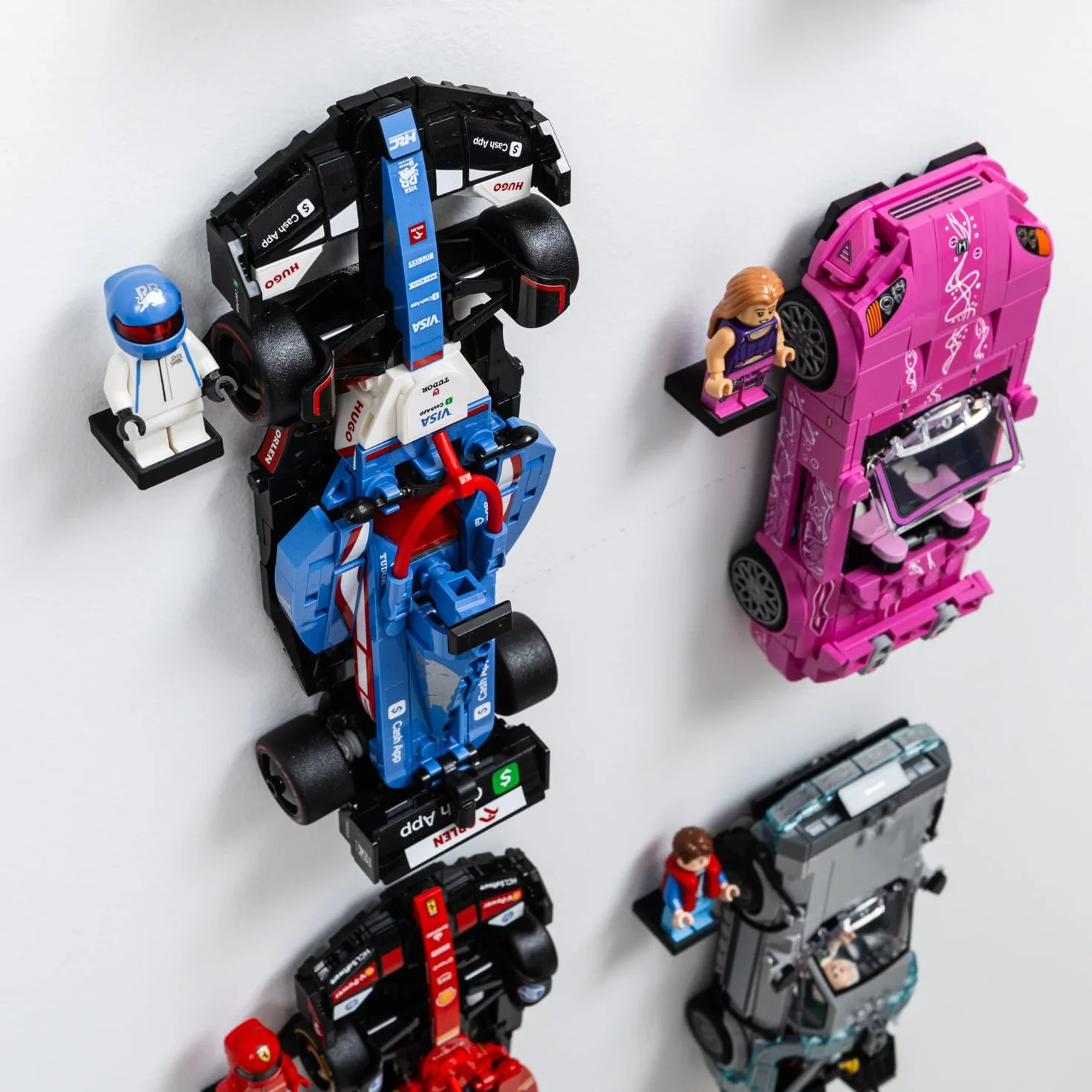 Haczyki do montażu ściennego kompatybilne z LEGO Speed Champions ze stojakami na kierowcę