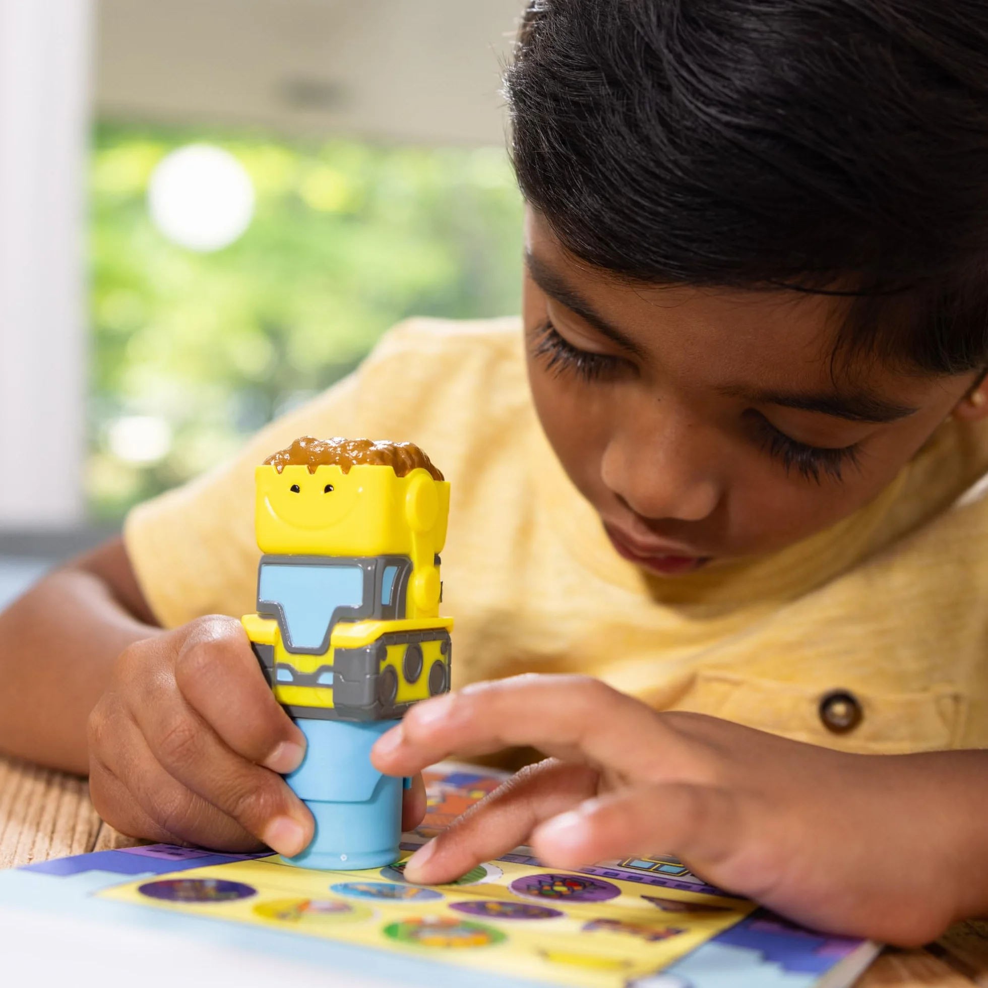 Melissa & Doug Naklejka Wow!™ Zestaw Bulldozer: 24-stronicowy blok aktywności, szablon do naklejek, 500 naklejek, zabawka dotykowa i artystyczna z postacią kolekcjonerską