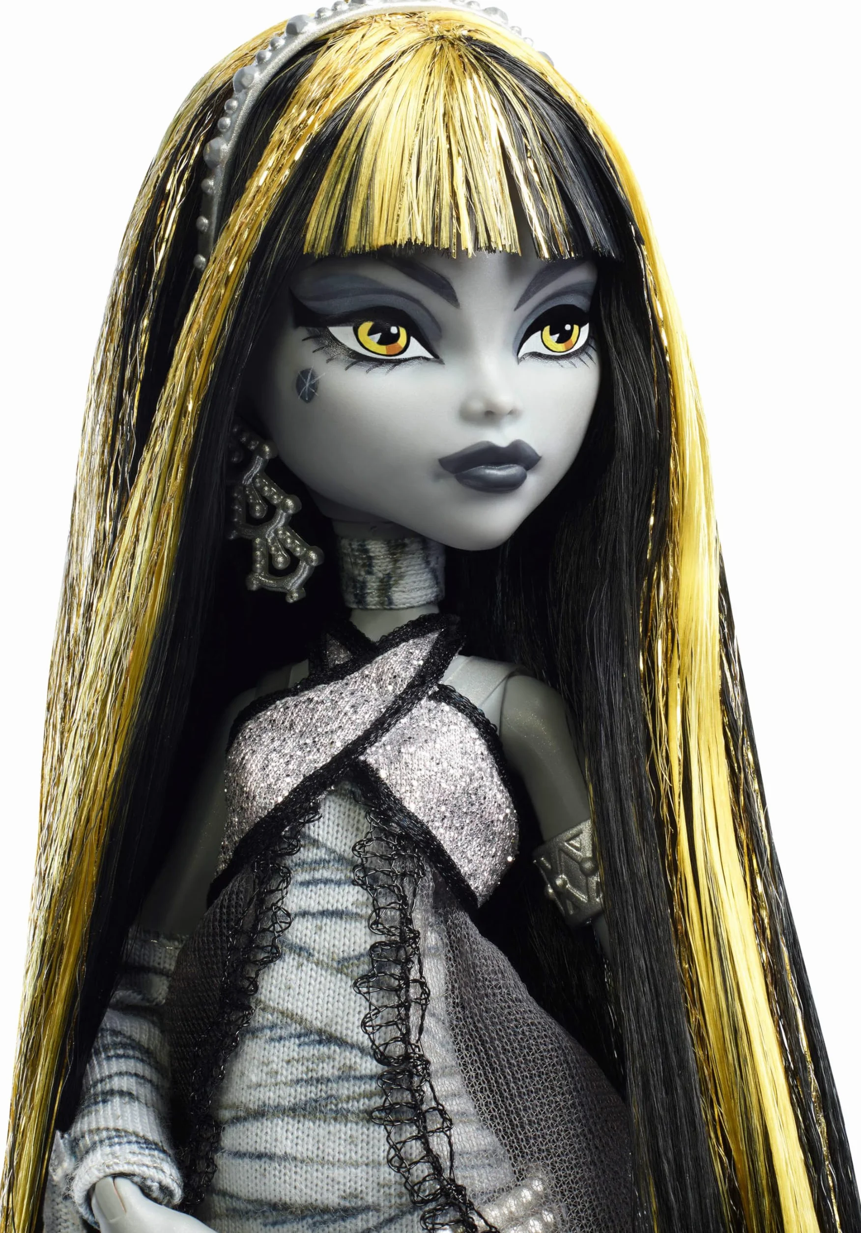 Monster High Reel Drama Straszny Seans Cleo de Nile Lalka kolekcjonerska w czarno-białym stroju z motywem filmowym oraz miniplakatem i dużym plakatem, zabawka i prezent dla dzieci 6+, JDR65
