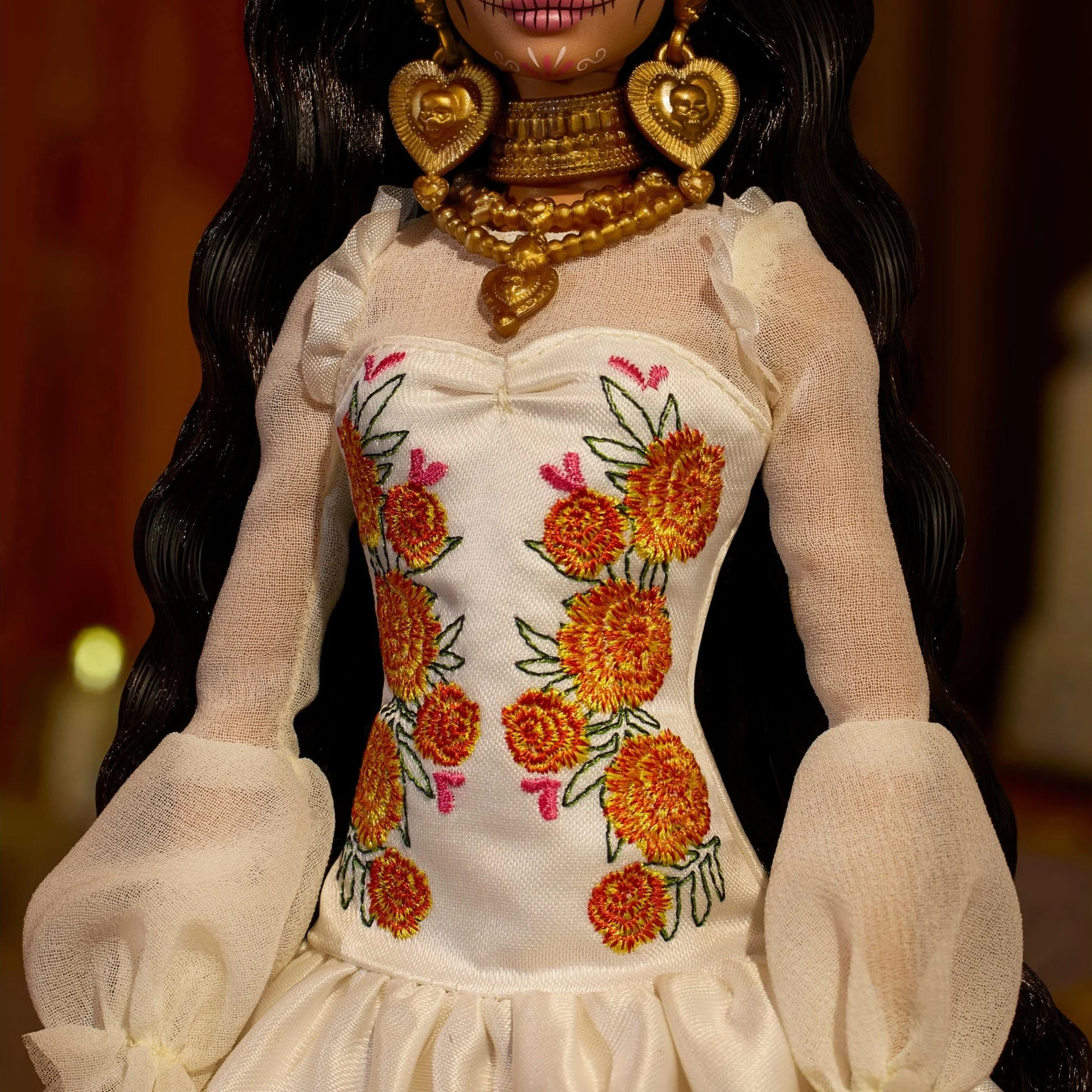 Barbie Signature Lalka Día De Muertos 2025 Kolekcjonerska lalka, kremowa suknia z detalami takimi jak falbanki, aksamitki i naszyte wstążki, kwiatowa korona i charakterystyczny makijaż czaszki, JBJ05