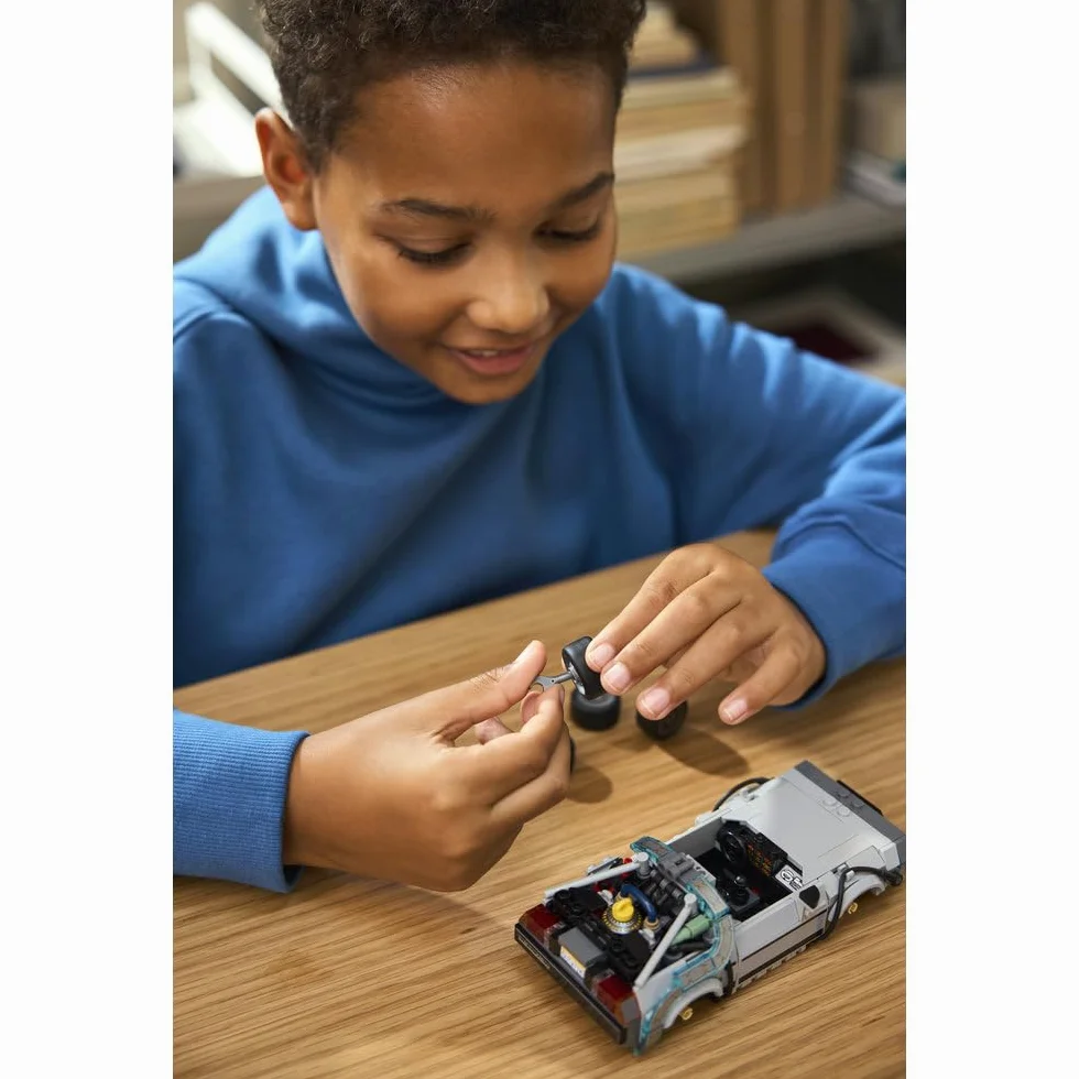 LEGO Speed Champions Wehikuł czasu z Powrotu do przyszłości, zabawka dla dzieci od 9 lat, model samochodu i dwie minifigurki Marty McFly i doktor Brown, prezent dla chłopców i dziewczynek 77256
