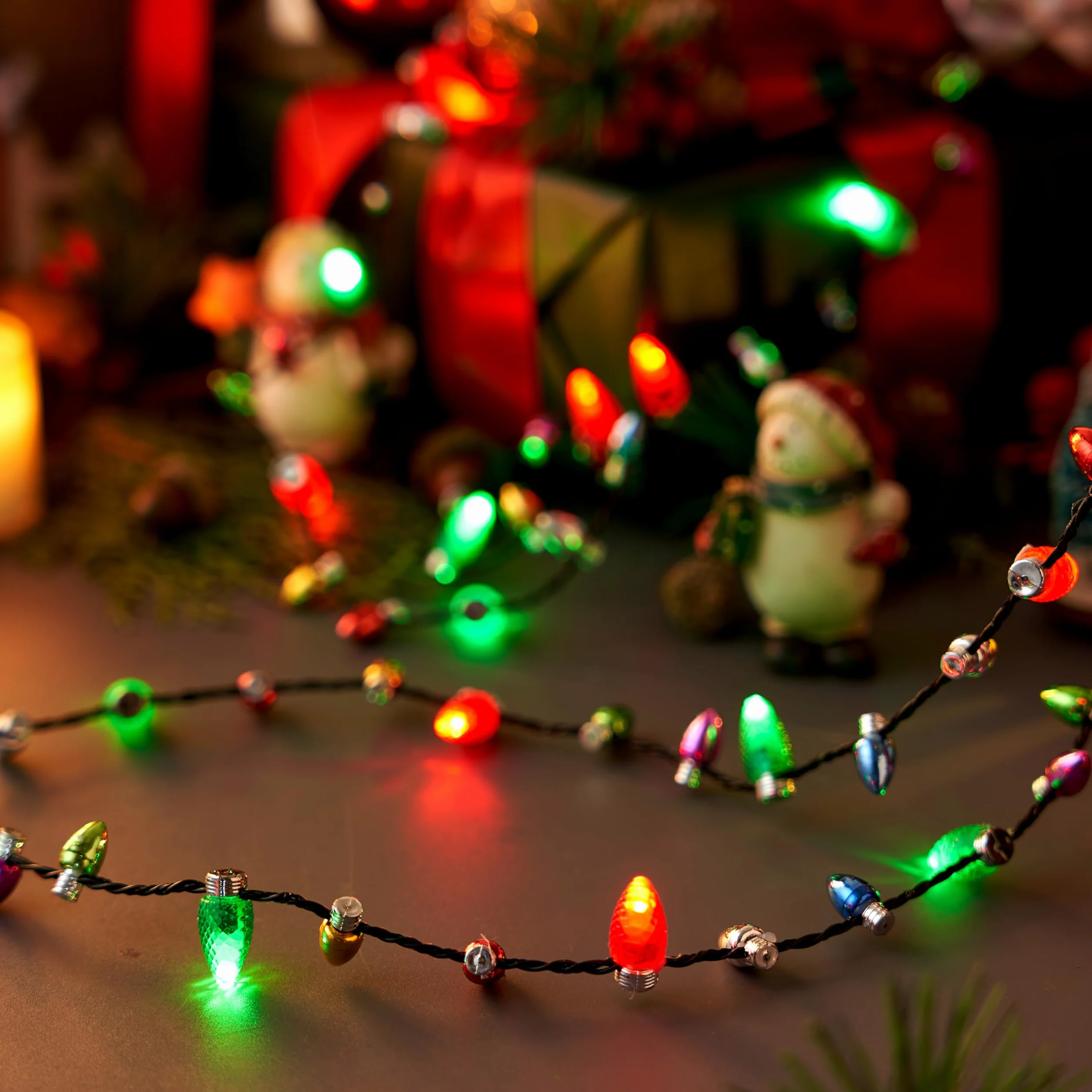 JOYIN Świąteczny mini naszyjnik z żarówkami LED, 4 sztuki, z 26 perłami i 8 świecącymi koralikami z 3 trybami oświetlenia, świecące naszyjniki na Boże Narodzenie (4 sztuki)