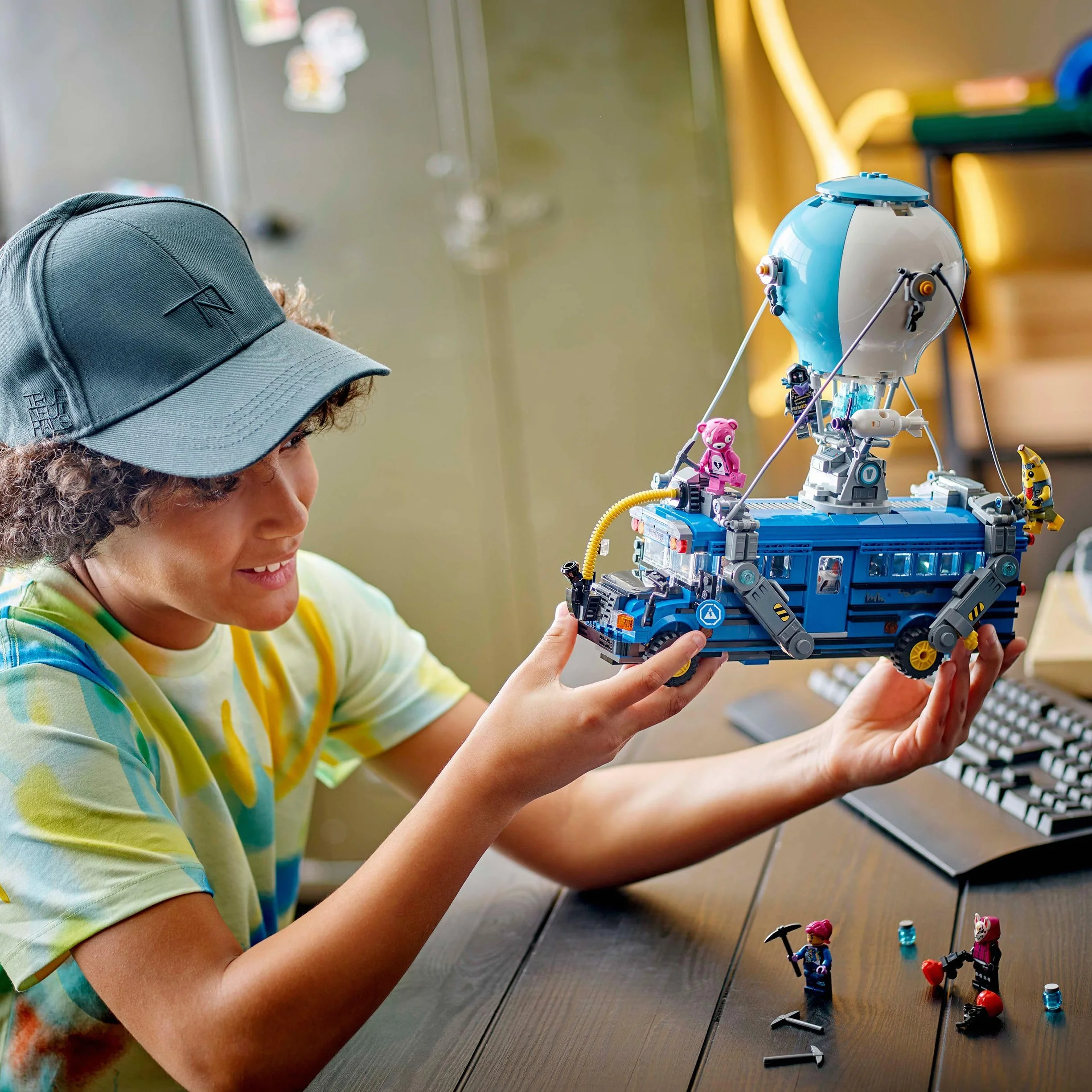 LEGO Fortnite Bus Bojowy, Kolekcjonerska Zabawka dla 10-latka do Zbudowania z 9 Minifigurkami, Zestaw z Pojazdem dla Chłopca i Dziewczynki, Pomysł na Prezent dla Gracza, 77073