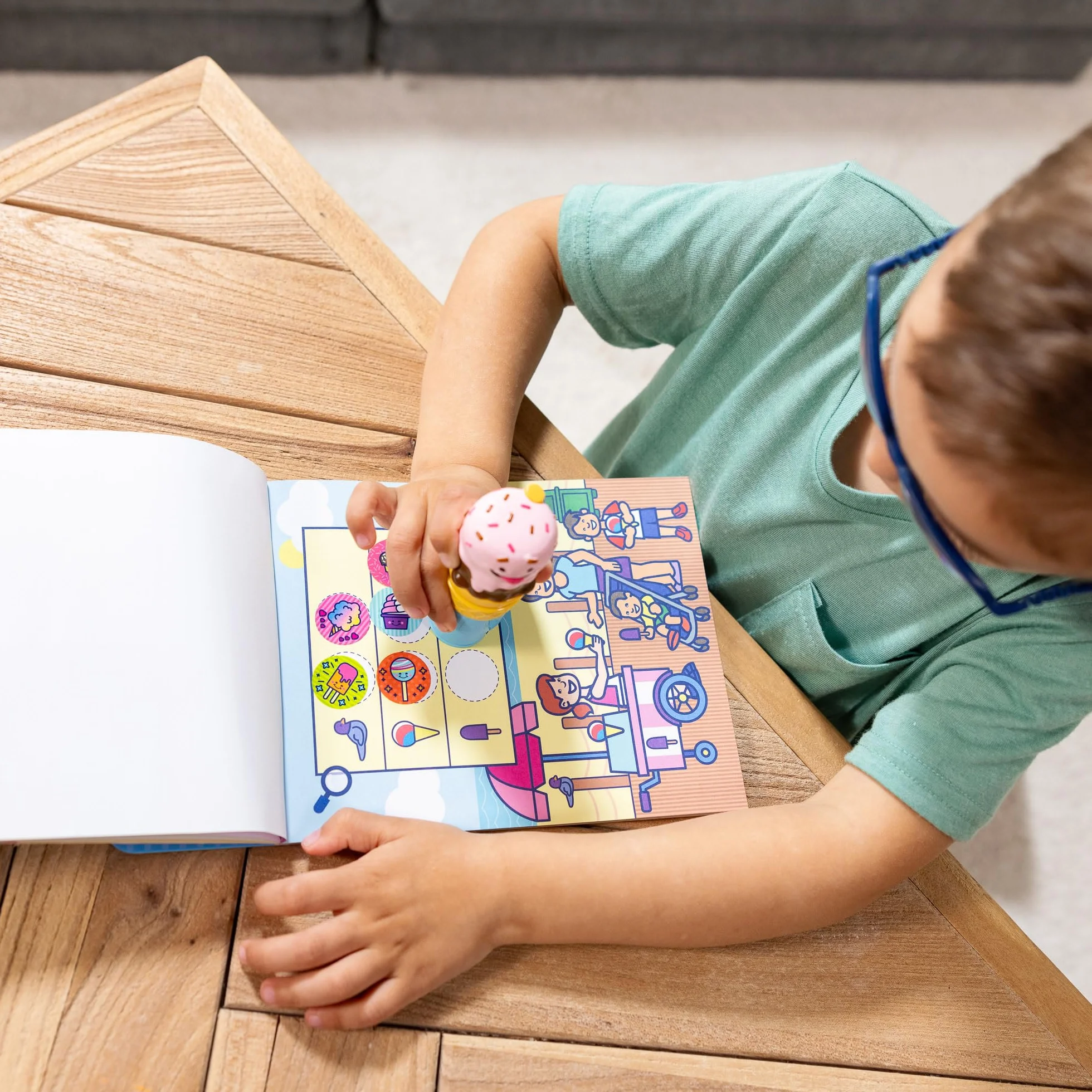 Melissa & Doug Naklejka WOW!™ 24-stronicowa podkładka do aktywności i stempel, 300 naklejek, sztuka i rzemiosło Fidget zabawka kolekcjonerska postać - lody - certyfikat FSC