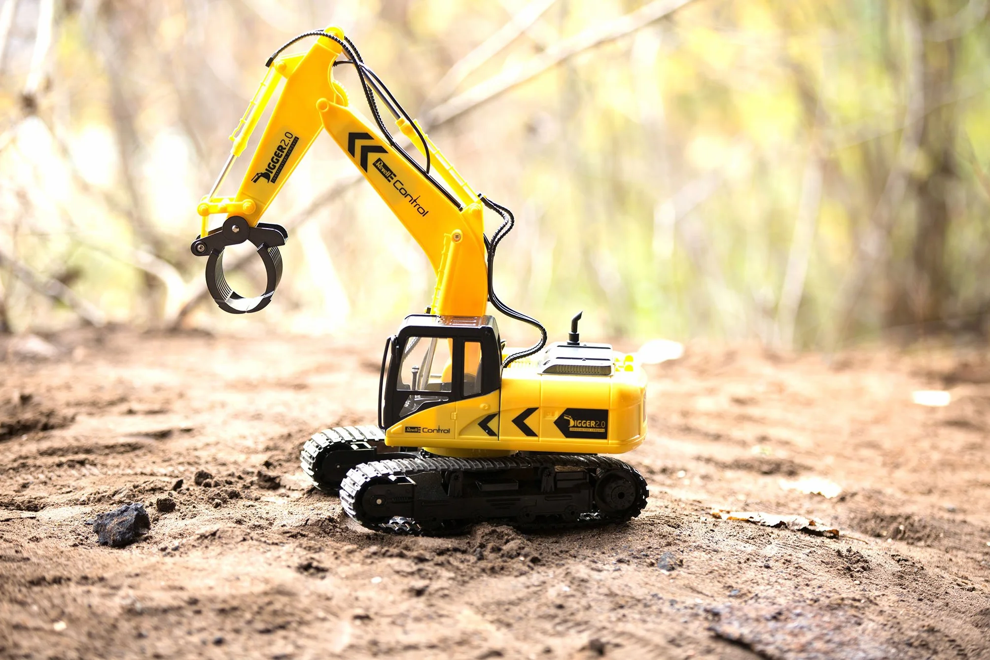 Revell Control 24924 RC koparka gąsienicowa Digger 2.0, napęd łańcuchowy, wymienna szufla i chwytak do drzew, nadaje się do użytku na zewnątrz, zdalnie sterowana koparka z akumulatorem, 2,4 GHz, żółta