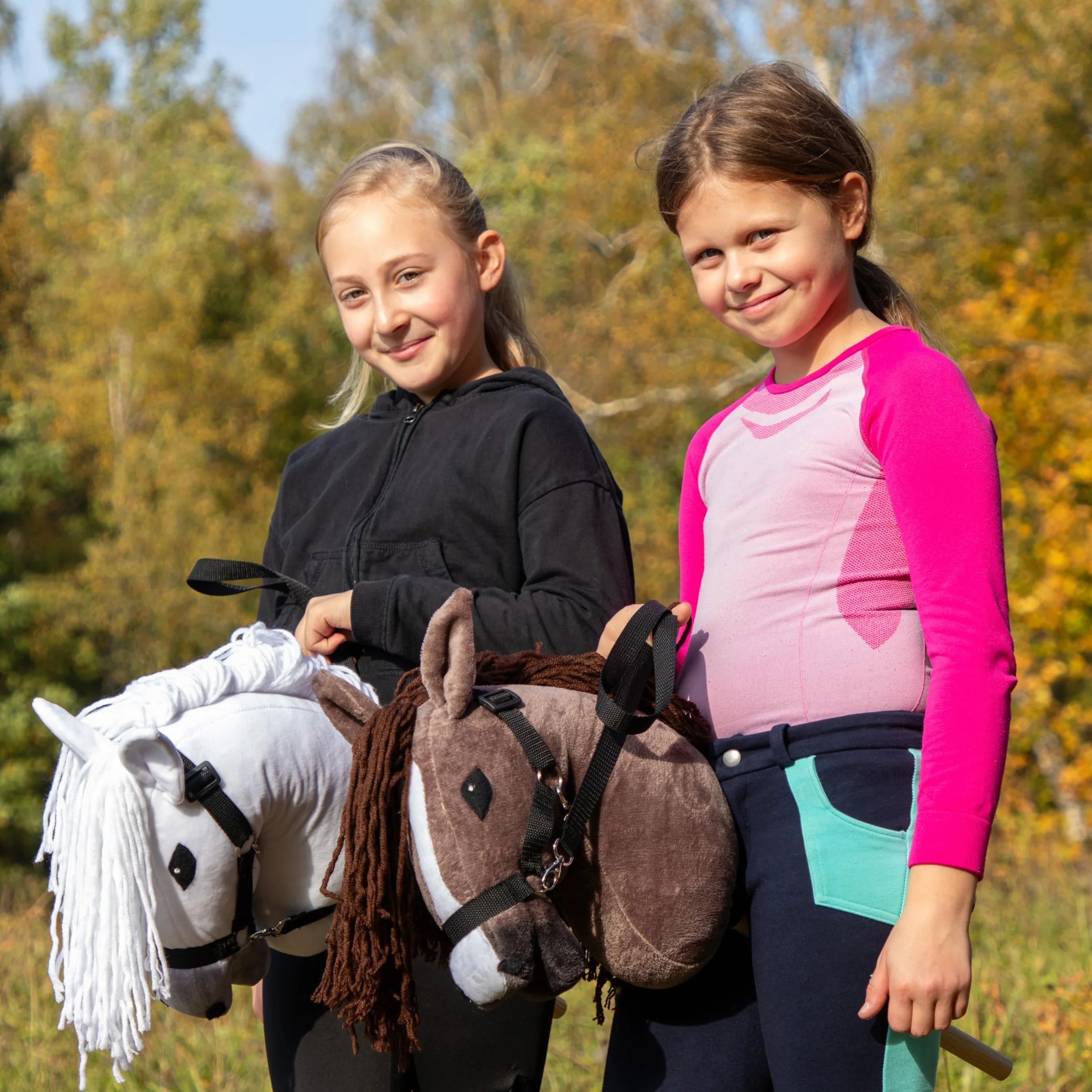 SKIPPI Hobby Horse Biały, Duży Koń na Kiju, A3, Kantar i Wodze w Zestawie, Biały Konik na Patyku, Koń lipicański, Prezent dla Dziewczynki, dla Dziecka