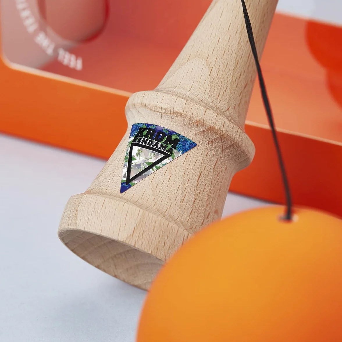 Zabawka KROM Kendama - Pomarańczowy POP - Zwiększone zdolności poznawcze - Poprawia równowagę, refleksy i kreatywność - zaprojektowany przez profesjonalistów dla początkujących i ekspertów.