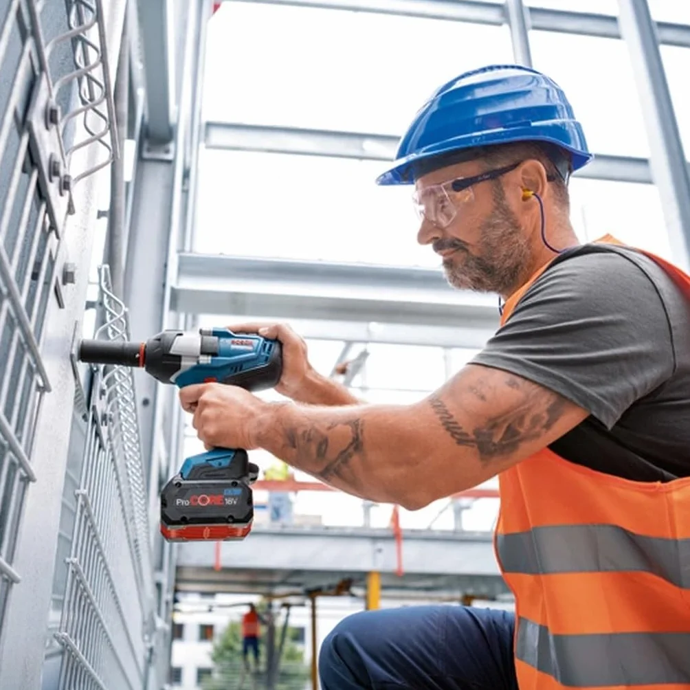 Bosch Professional system 18V: akumulatorowy klucz udarowy BITURBO GDS 18V-1000 (maksymalny moment obrotowy 1 000 Nm, moment zrywający 1 600 Nm)