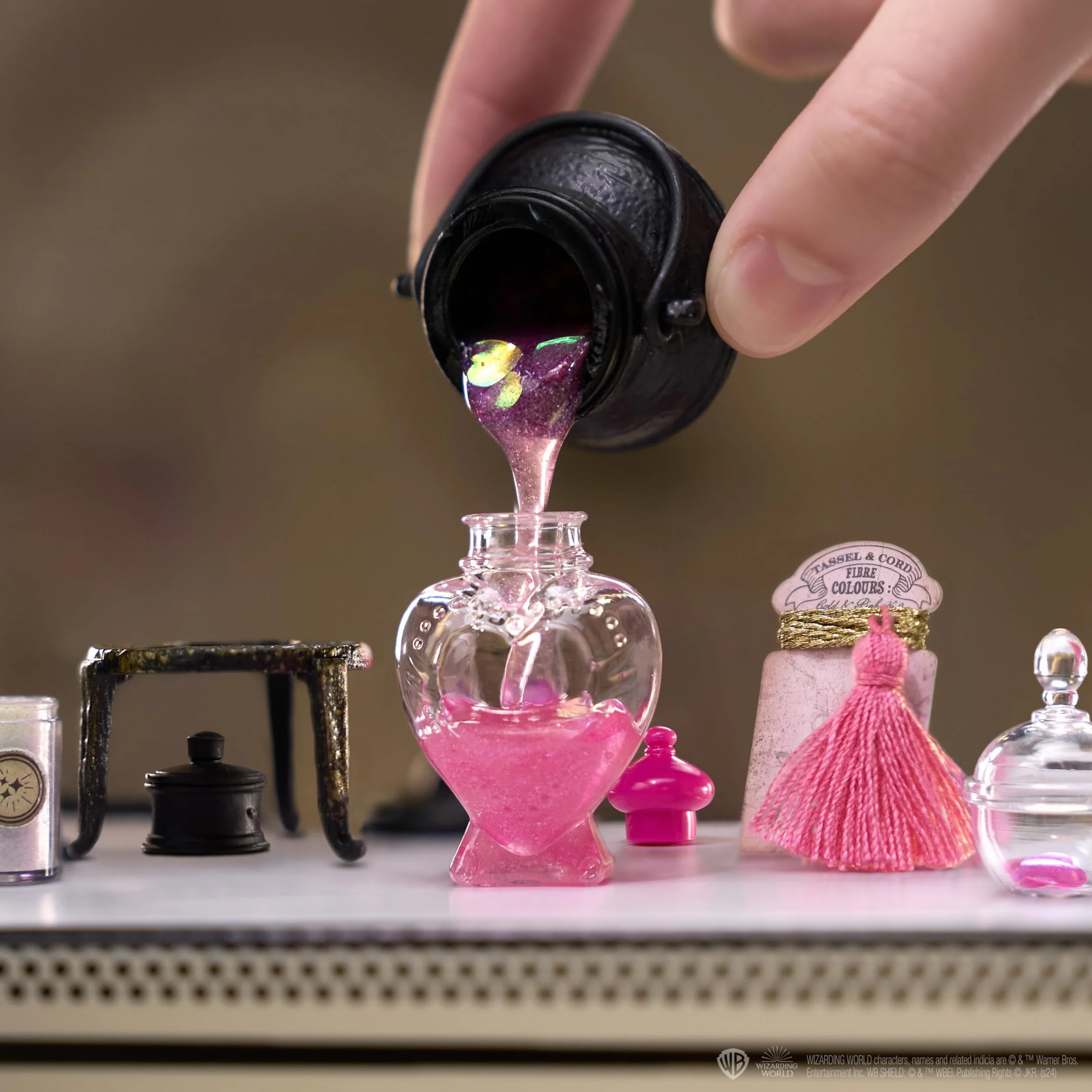 MGA's Miniverse Make It Mini Potions - Harry Potter Mini Kolekcjonerski, DIY, Zabawa z Żywicą, Repliki Eliksirów, Dla Kolekcjonerów i Dzieci od 8 Lat, NIEJADALNE
