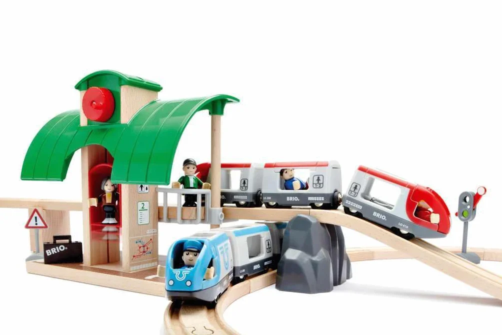 Brio 63351200 Pociąg Osobowy Z Dworcem (63351200) Bezpieczna Zabawka Dla Dzieci Powyżej 3 Lat