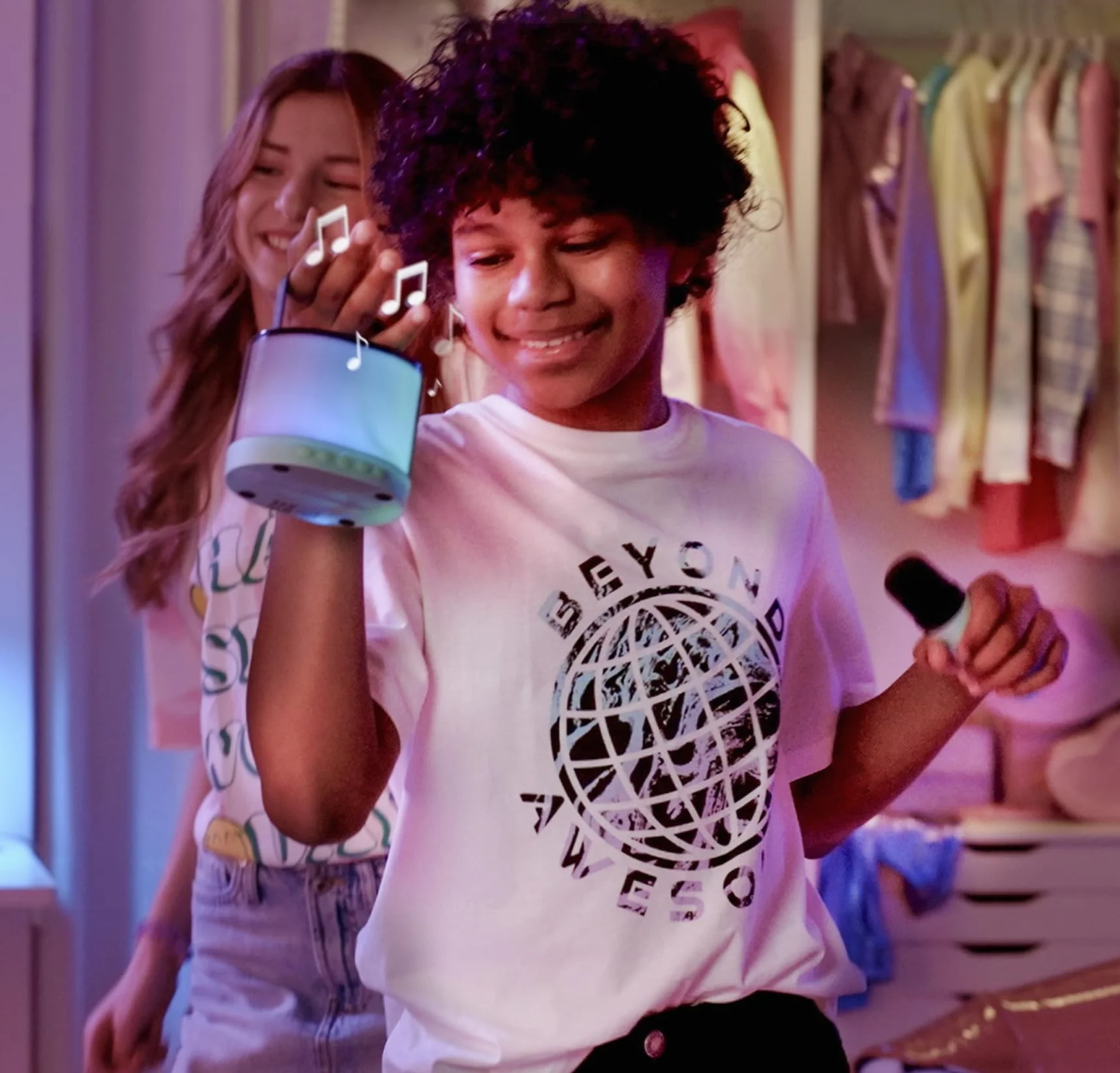 Canal Toys Stacja do karaoke Bluetooth z 2 bezprzewodowymi mikrofonami i efektami głosowymi, przenośny głośnik LED, 4 efekty głosowe, regulacja głośności i echo, kompatybilna z kartami SD