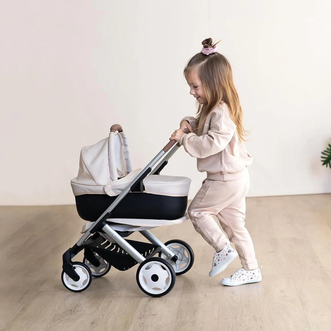 Smoby - Maxi-Cosi - Beżowy wózek spacerowy i głęboki - Dla lalek do 42 cm - 3 w 1 - Imitacja zabawki - Ciche i wielokierunkowe koła - Duży kosz do przechowywania - Od 3 lat - Wyprodukowano w Hiszpanii