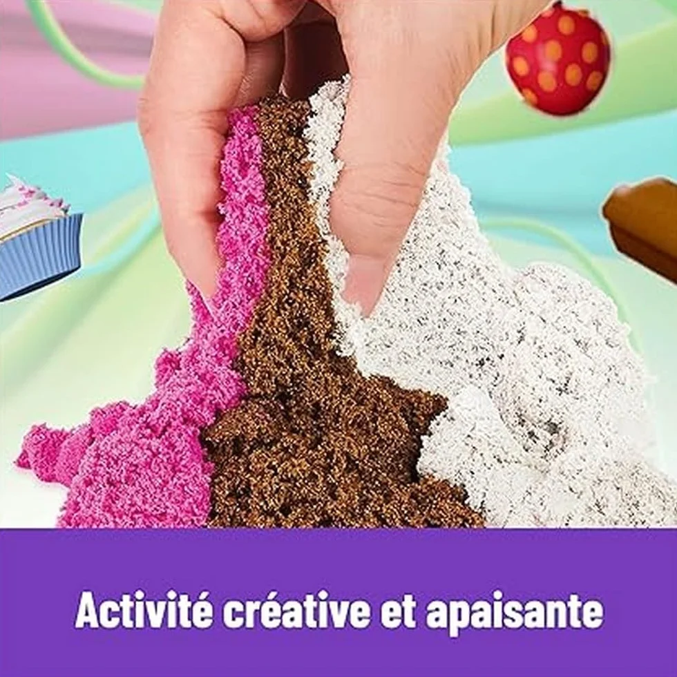 KINETIC SAND MAGICZNY SAS - PUDELICES DELICES LÓD 454 G + 6 NARZĘDZI - Twórz różne hipnotyzujące kształty dzięki temu magicznemu piaskowi jak pasta modelarska - zabawka dla dzieci od 3 lat