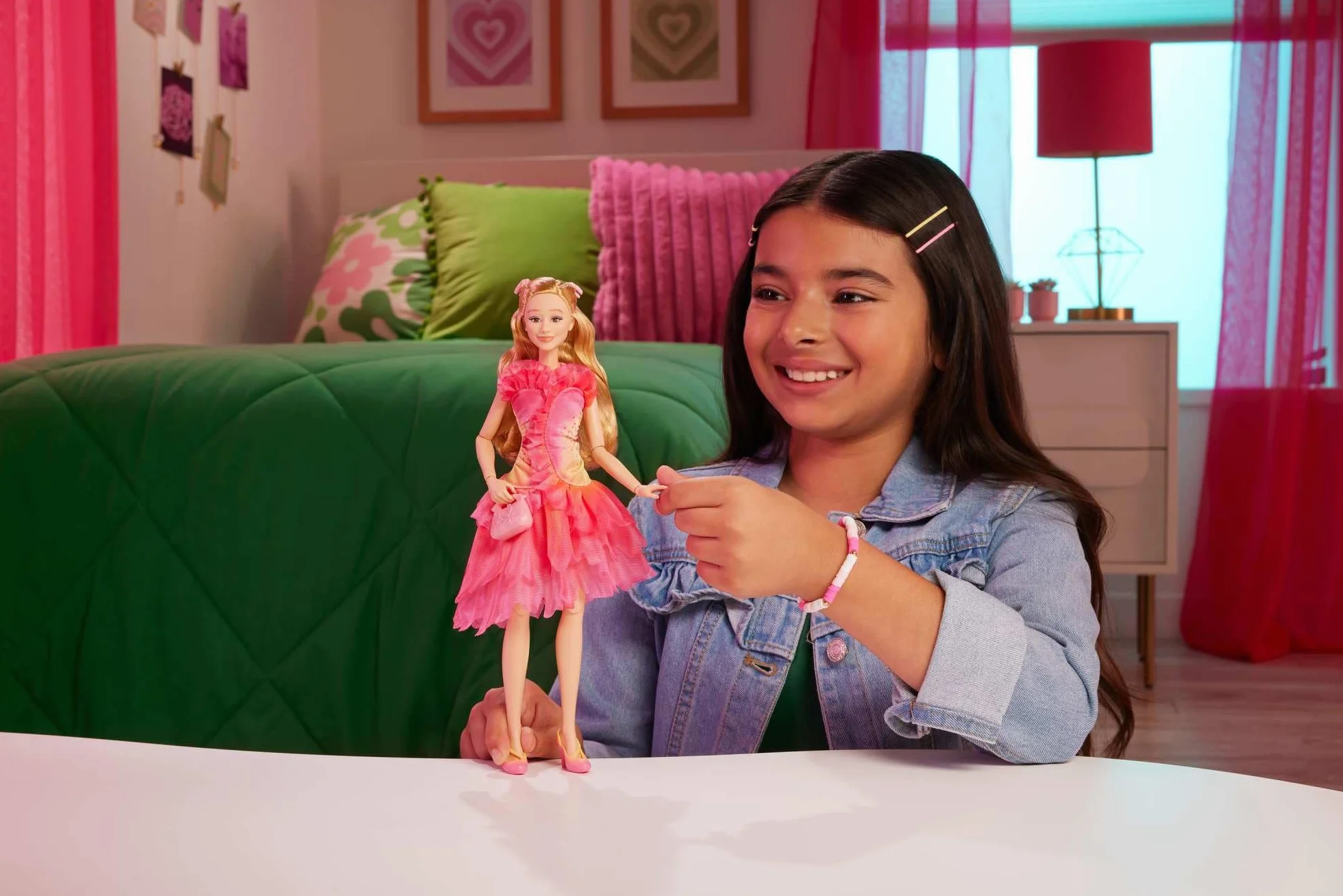 Mattel Universal Wicked Glinda Lalka modowa do ustawiania w różnych pozach z blond włosami i zdejmowaną kreacją oraz akcesoria, HXT63