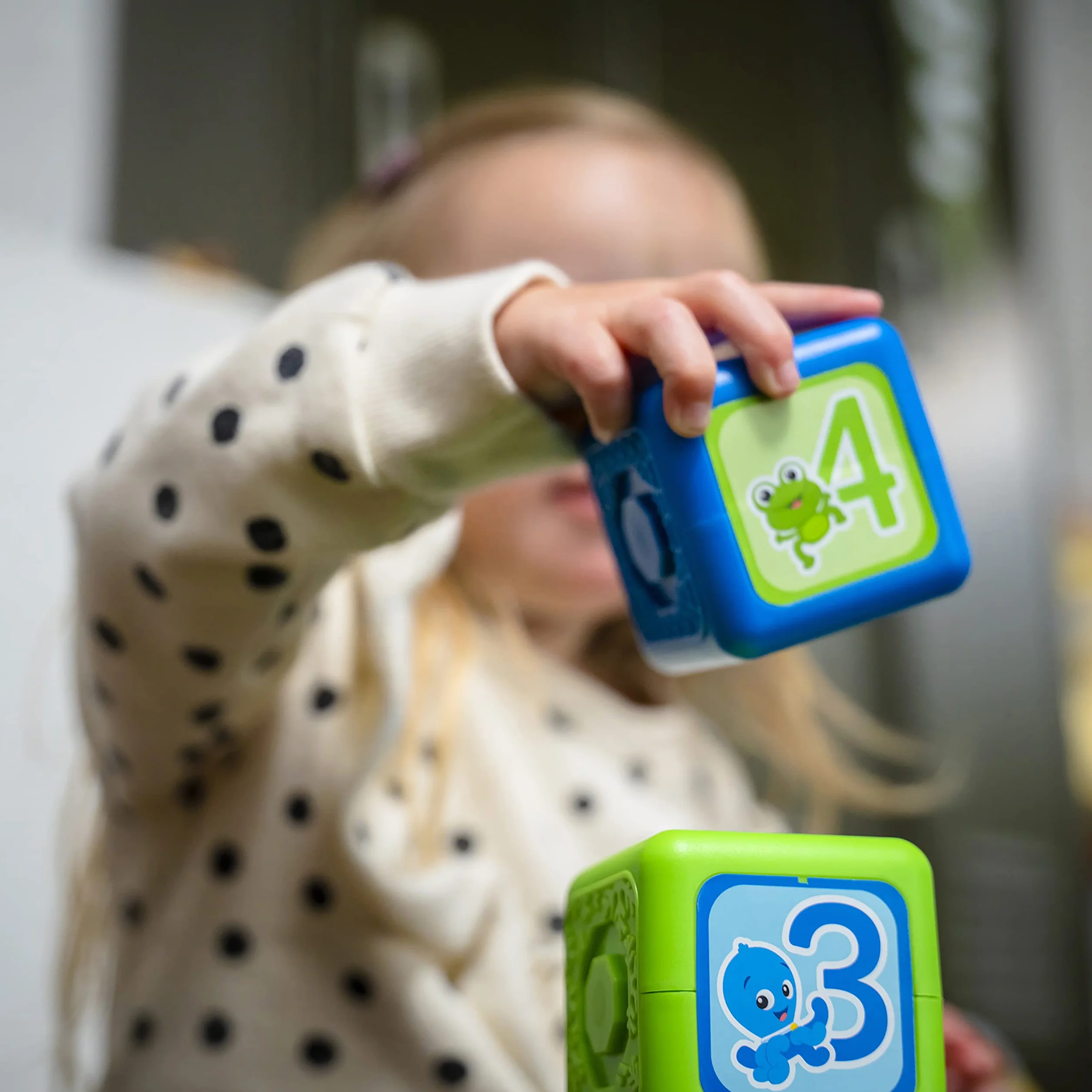Baby Einstein Connectables Add & Stack Montessori magnetyczne bloki aktywności, w wieku od 6 miesięcy (6 sztuk), wielokolorowe, 16657
