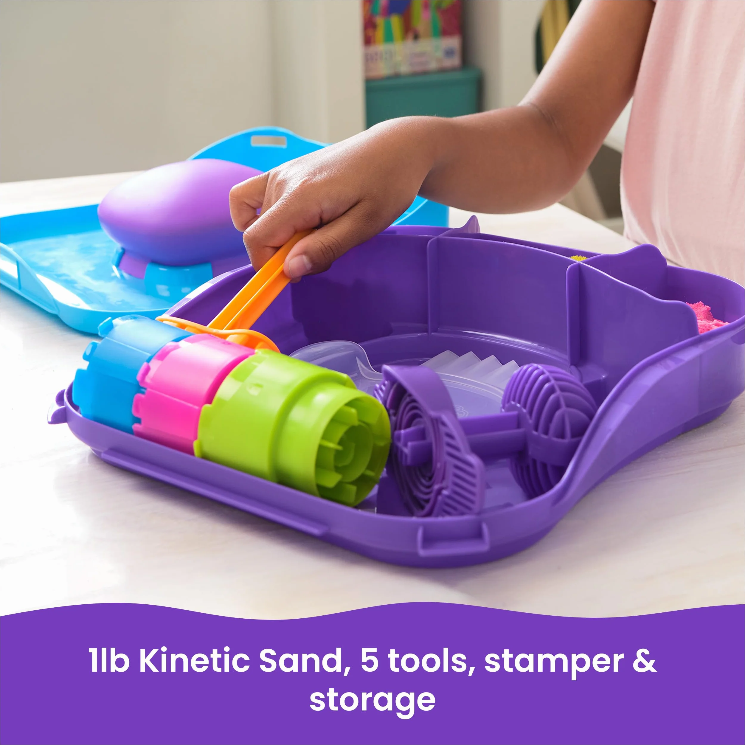Kinetic Sand, SquishMotion Playset z 1lb Różowy, Żółty, Niebieski Piasek do zabawy, Stamper i 5 narzędzi, Etui do przechowywania wielokrotnego użytku, Zabawki sensoryczne dla dzieci w wieku 5+