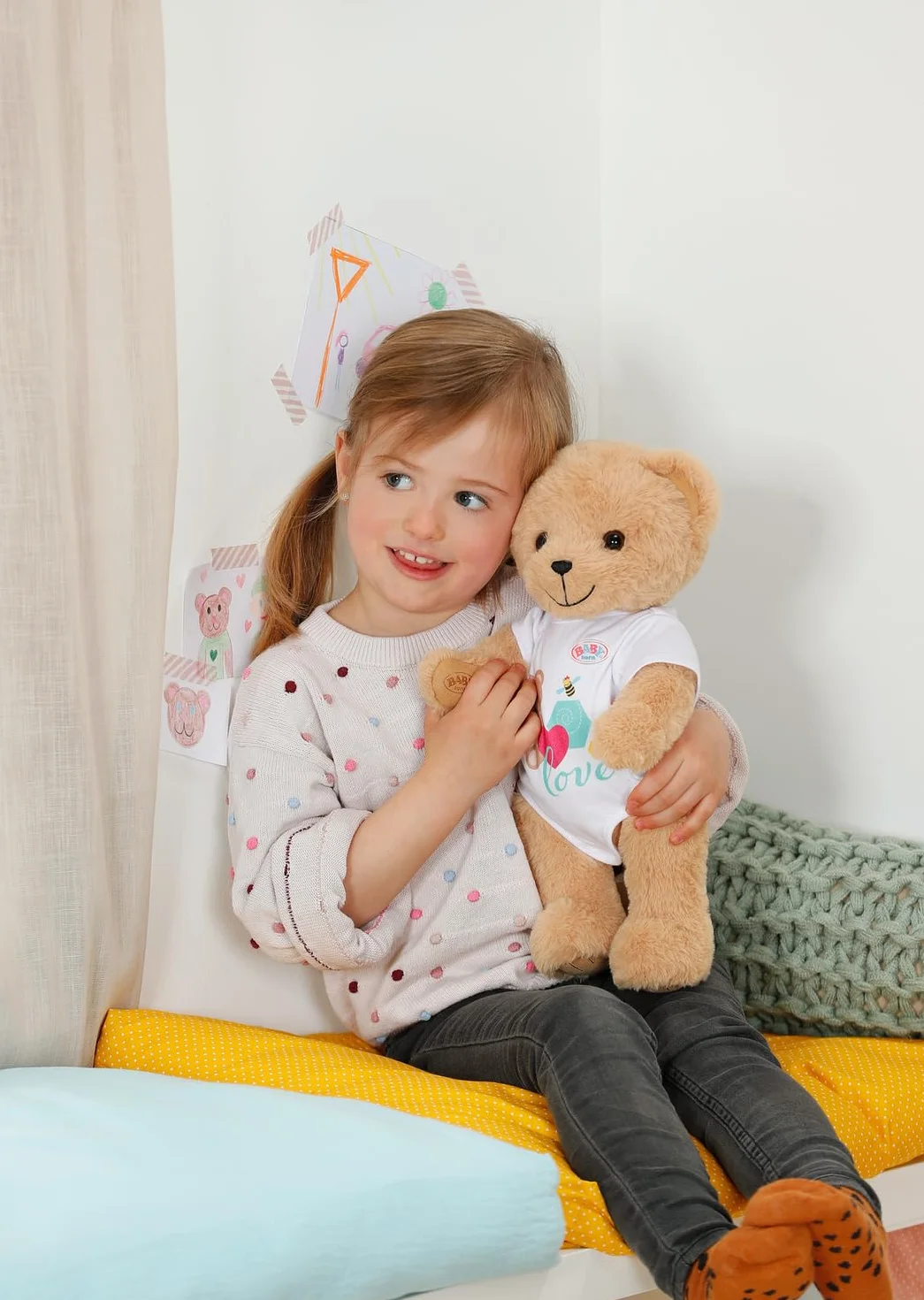 BABY born Śpiewający Teddy - Pluszowy miś z funkcją dźwięku & Biały śpioszki - Ruchome ramiona i nogi - Odpowiedni dla dzieci w wieku od 18 miesięcy - Śpiewaj 5 niemieckich piosenek z serii