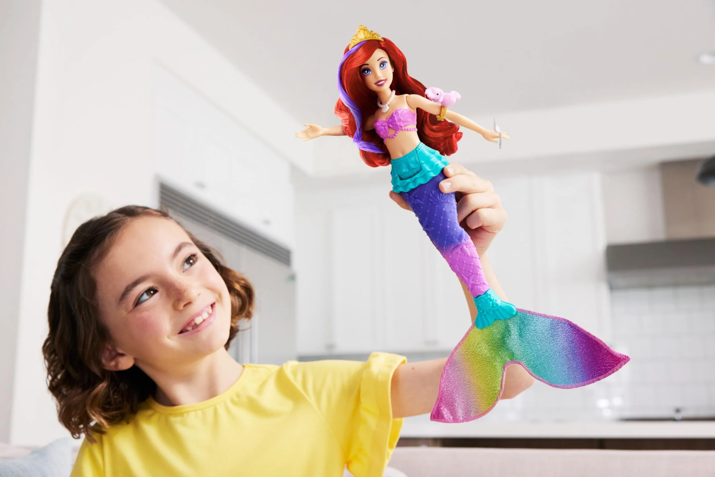 Mattel Księżniczka Disneya Arielka Syrenka z ruchomym ogonem Lalka syrenka ze zmianą koloru na włosach i ogonie, do zabawy z wodą inspirowana filmem Disneya, HPD43