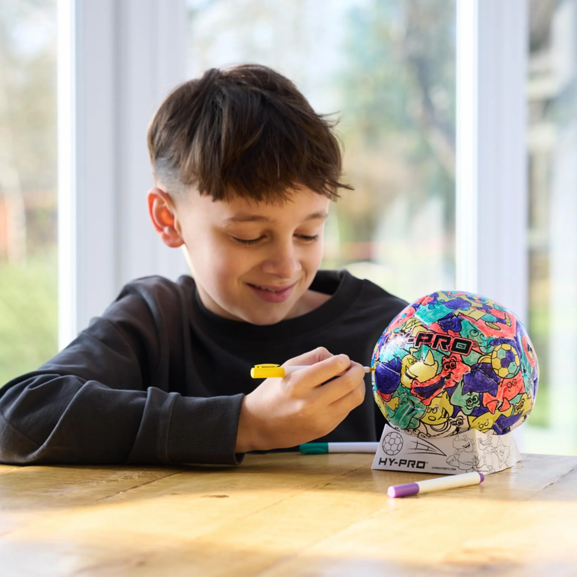 Hy-Pro Doodlekick piłka nożna, kolorowanka, mini piłka nożna, w zestawie z pompką, stojakiem i kolorowymi długopisami, rozmiar 2, świetny pomysł na prezent piłkarski, 3+