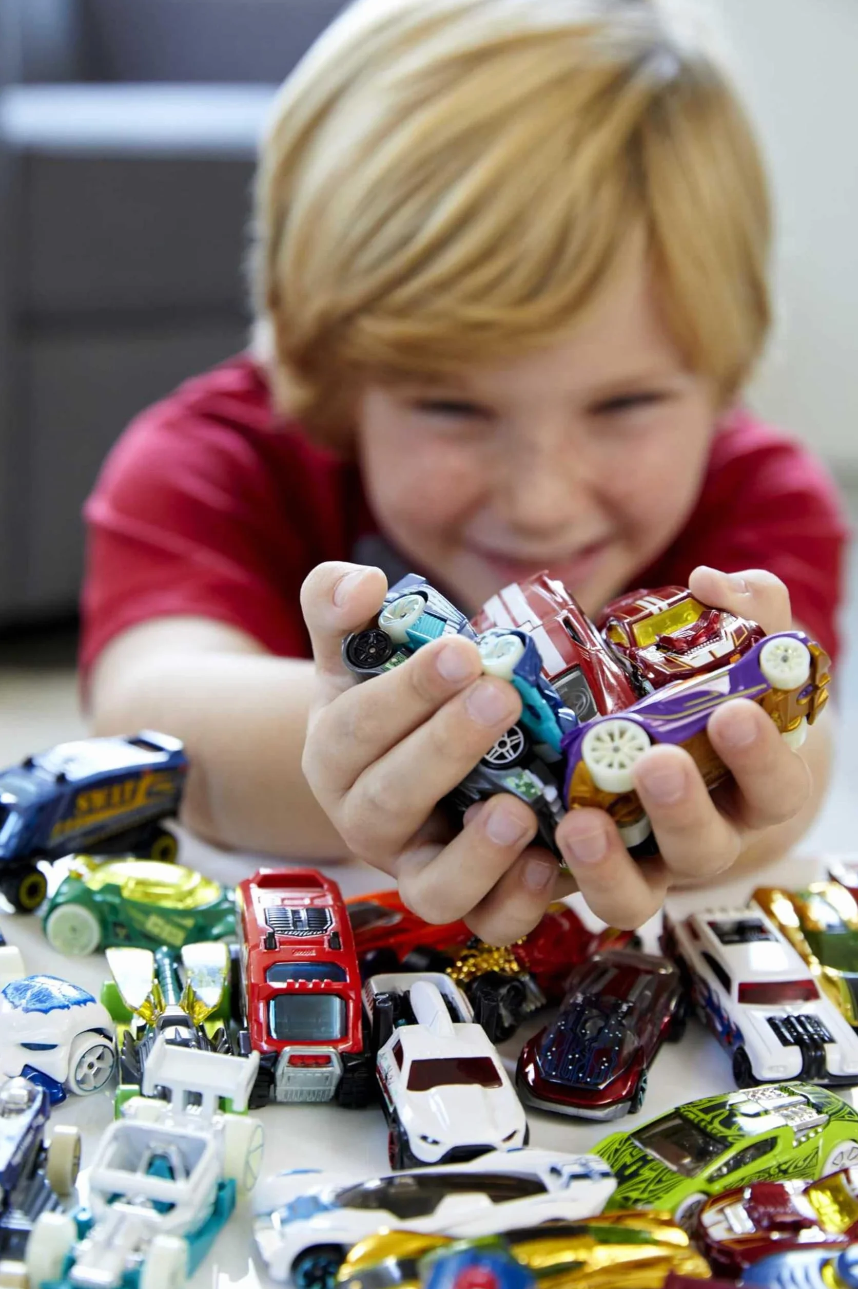 Hot Wheels Samochodziki, Zestaw 50 zabawkowych pojazdów w skali 1:64, Pojedynczo zapakowane, odpowiednie na drobne upominki lub do kolekcji Hot Wheels, V6697