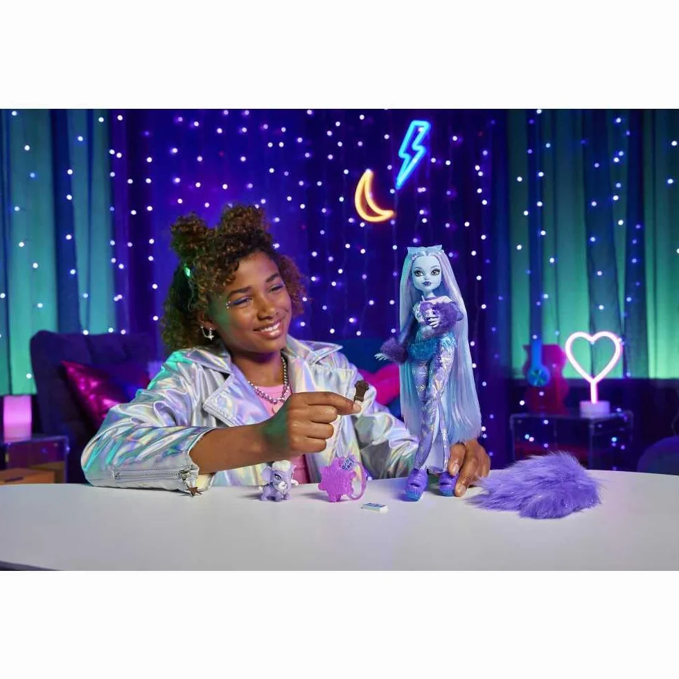 Monster High Abbey Bominable Lalka podstawowa Yeti + figurka mały mamut i akcesoria tematyczne, HNF64