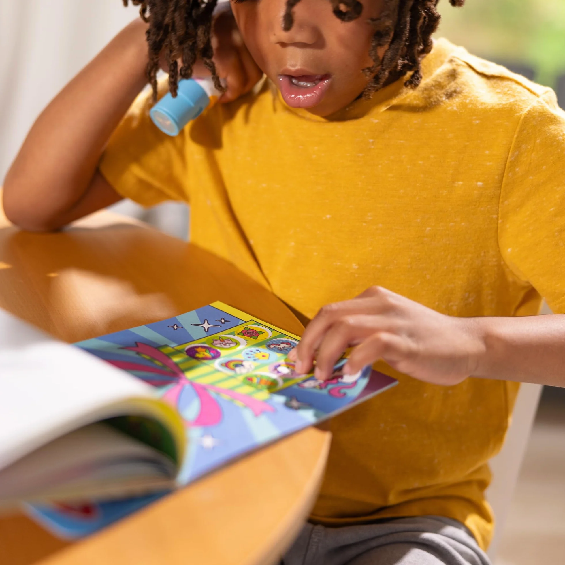 Melissa & Doug Naklejka WOW! 24-stronicowy znacznik naklejek i blok aktywności z 300 naklejkami - jednorożec, gra edukacyjna dla dzieci, 3 lata - certyfikat FSC