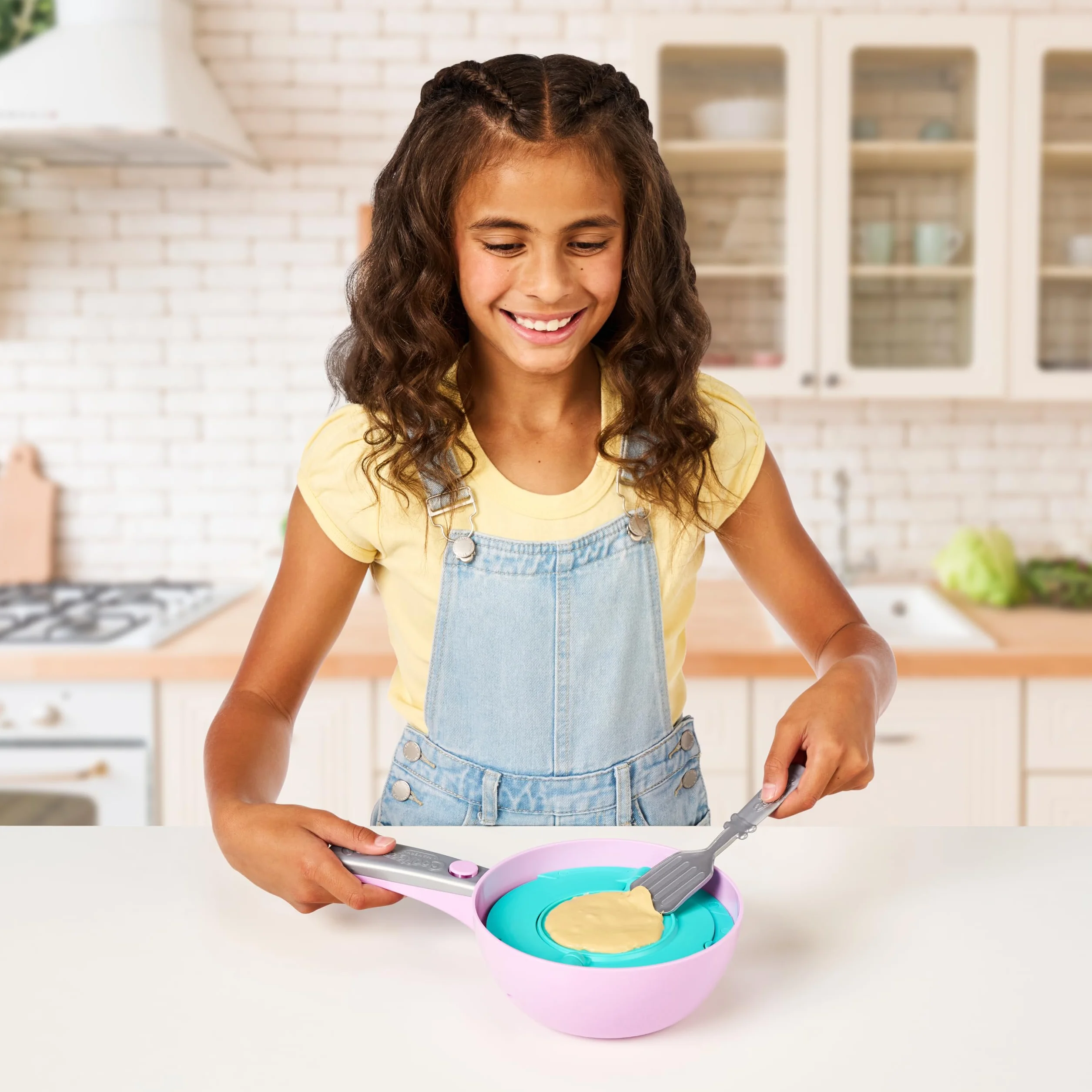 COOKEEZ MAKERY Pancake Treatz Mix and Tur! Wlej ciasto na patelnię i baw się dobrze, patrząc, jak twój interaktywny i pachnący pluszowy przyjaciel obraca się! Jaką niespodziankę zamierzasz przygotować