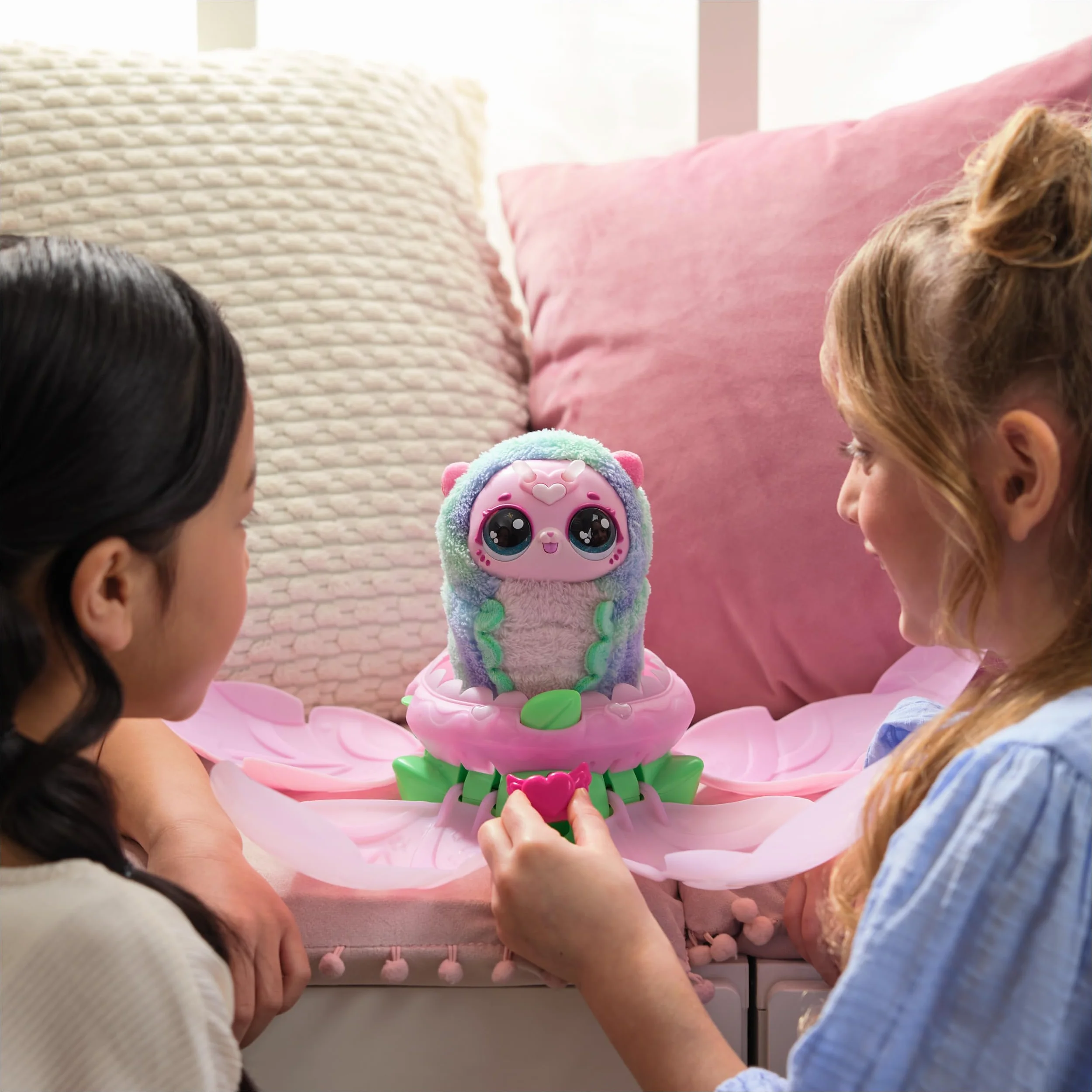Hatchimals Bloomables Kittyfly, interaktywna zabawka z niespodzianką, podwójna transformacja i ponad 100 dźwięków i reakcji, dla dzieci od 4 lat