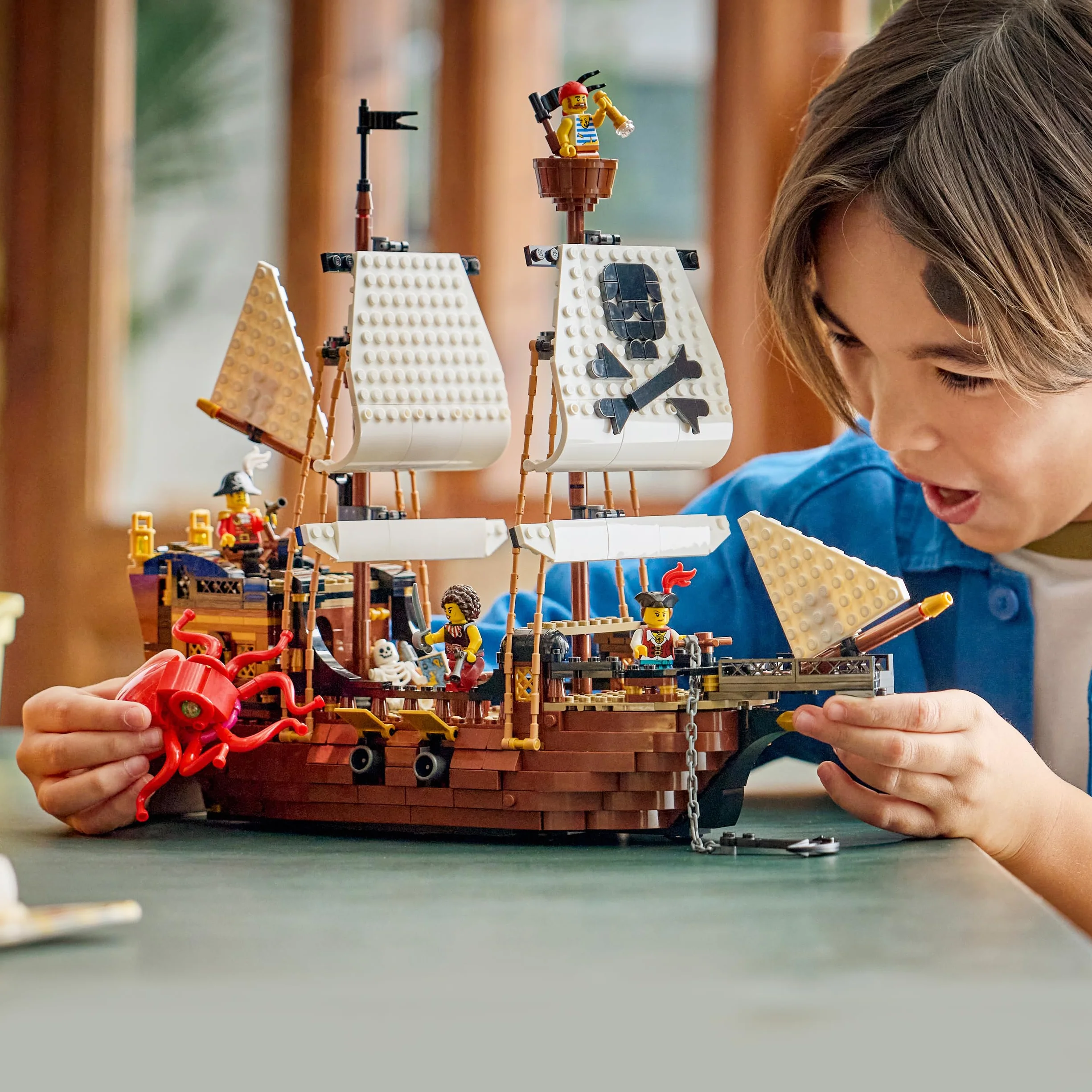 LEGO Creator 3 w 1 Legendarny statek piracki, zabawka konstrukcyjna dla chłopca lub dziewczynki, możliwość przebudowania na zamek lub bliźniacze statki, prezent dla dzieci w wieku od 9 lat 31387
