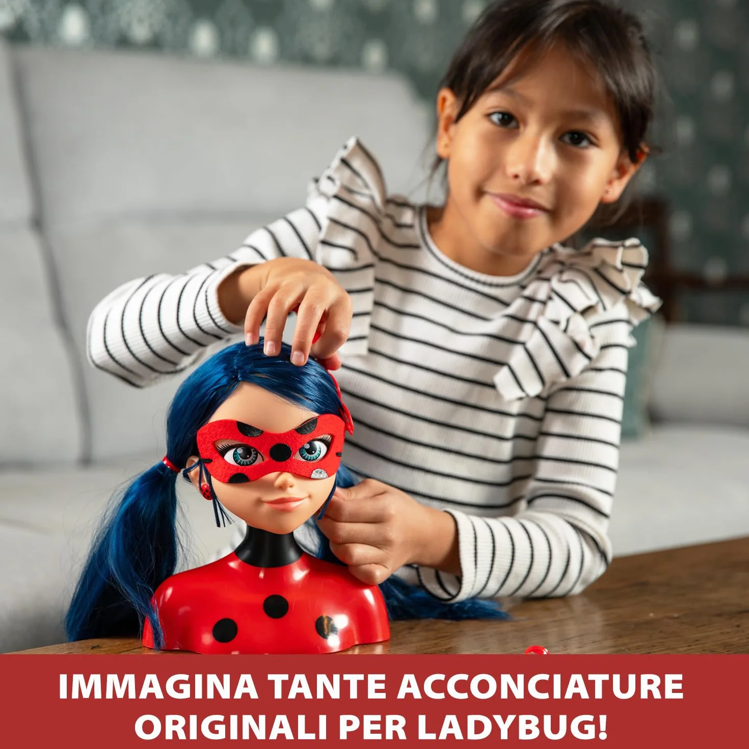 Bandai Miraculous Biedronka – Miraculous Deluxe głowica fryzjerska, 21 cm – głowica fryzjerska Marinette + 30 akcesoriów - P50247