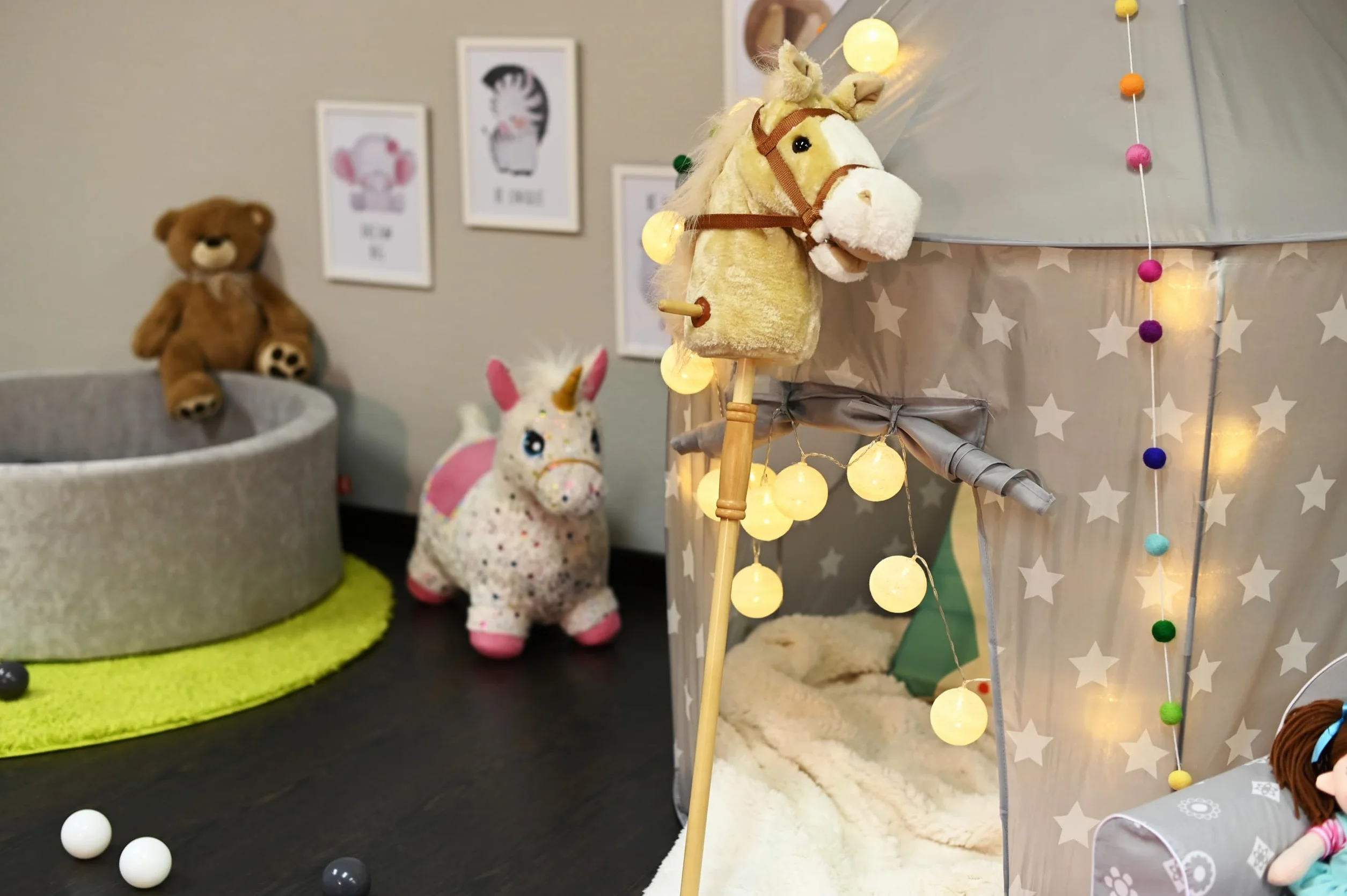 Knorrtoys 40101 - koń na kiju "Sugar", jasnobrązowy