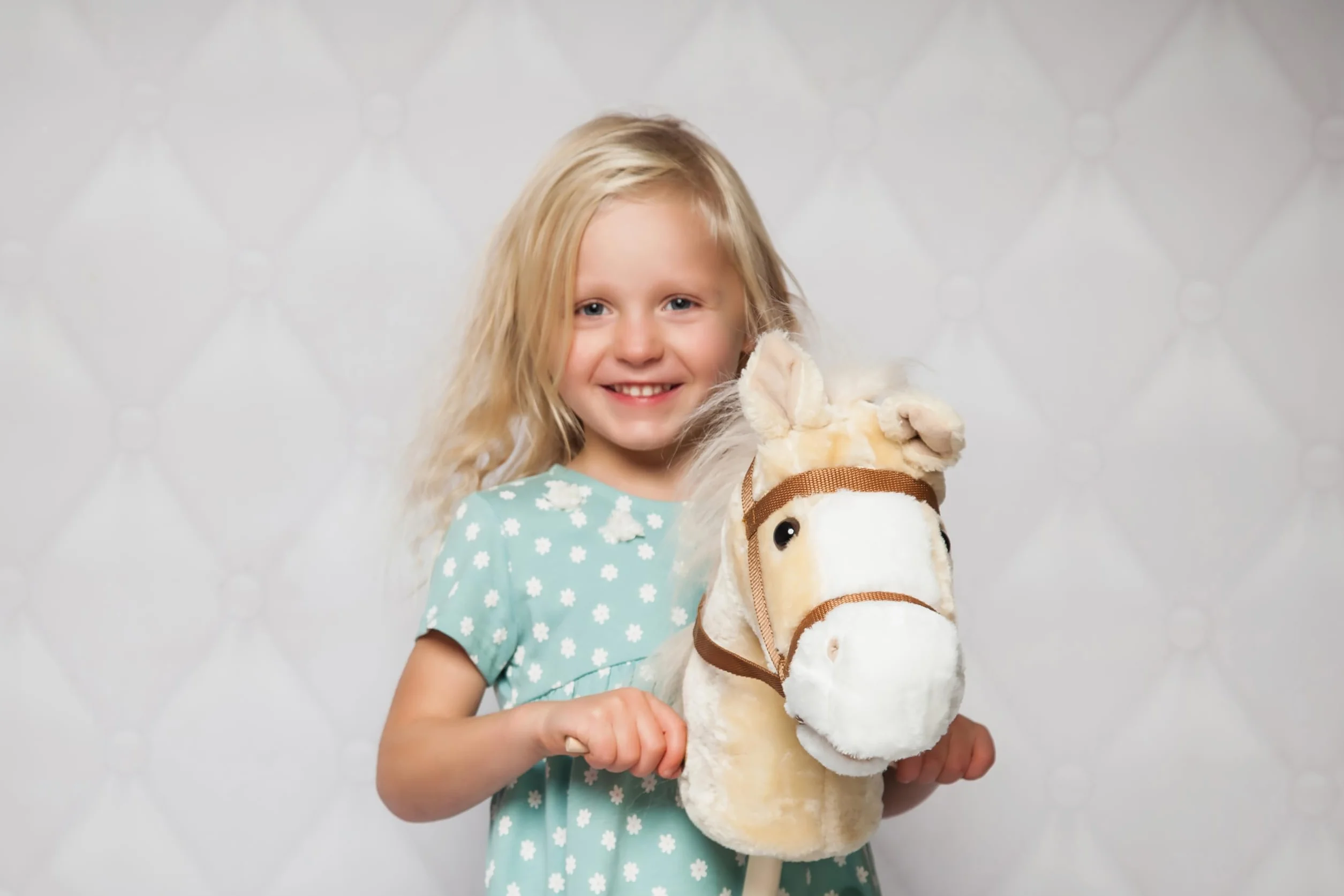 Knorrtoys 40101 - koń na kiju "Sugar", jasnobrązowy