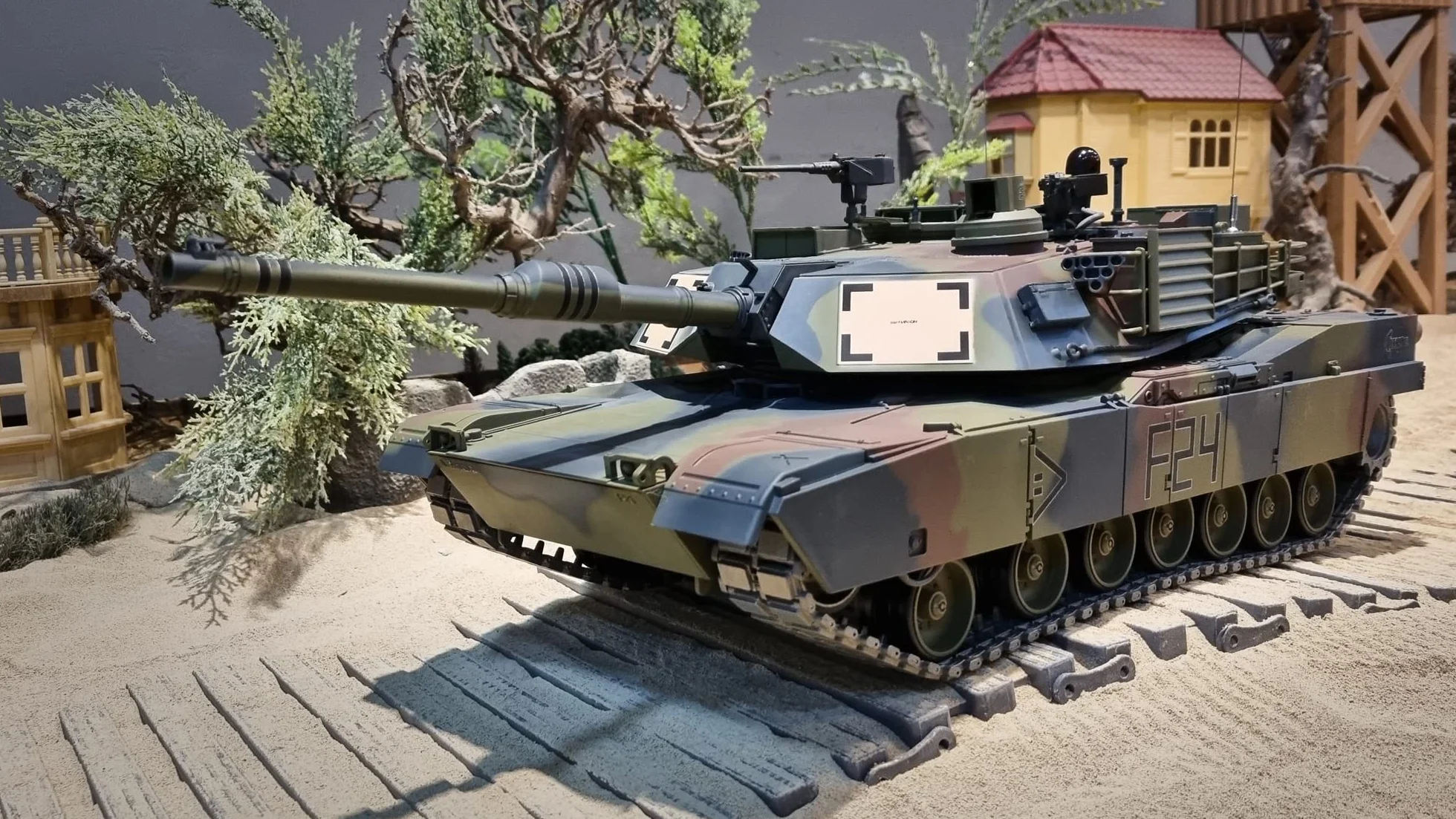 ES-TOYS Czołg zdalnie sterowany z funkcją strzelania M1A2 Abrams Heng Long 1:16 z dymem i dźwiękiem + metalowa przekładnia + 2,4Ghz V7.0 - UPG-A