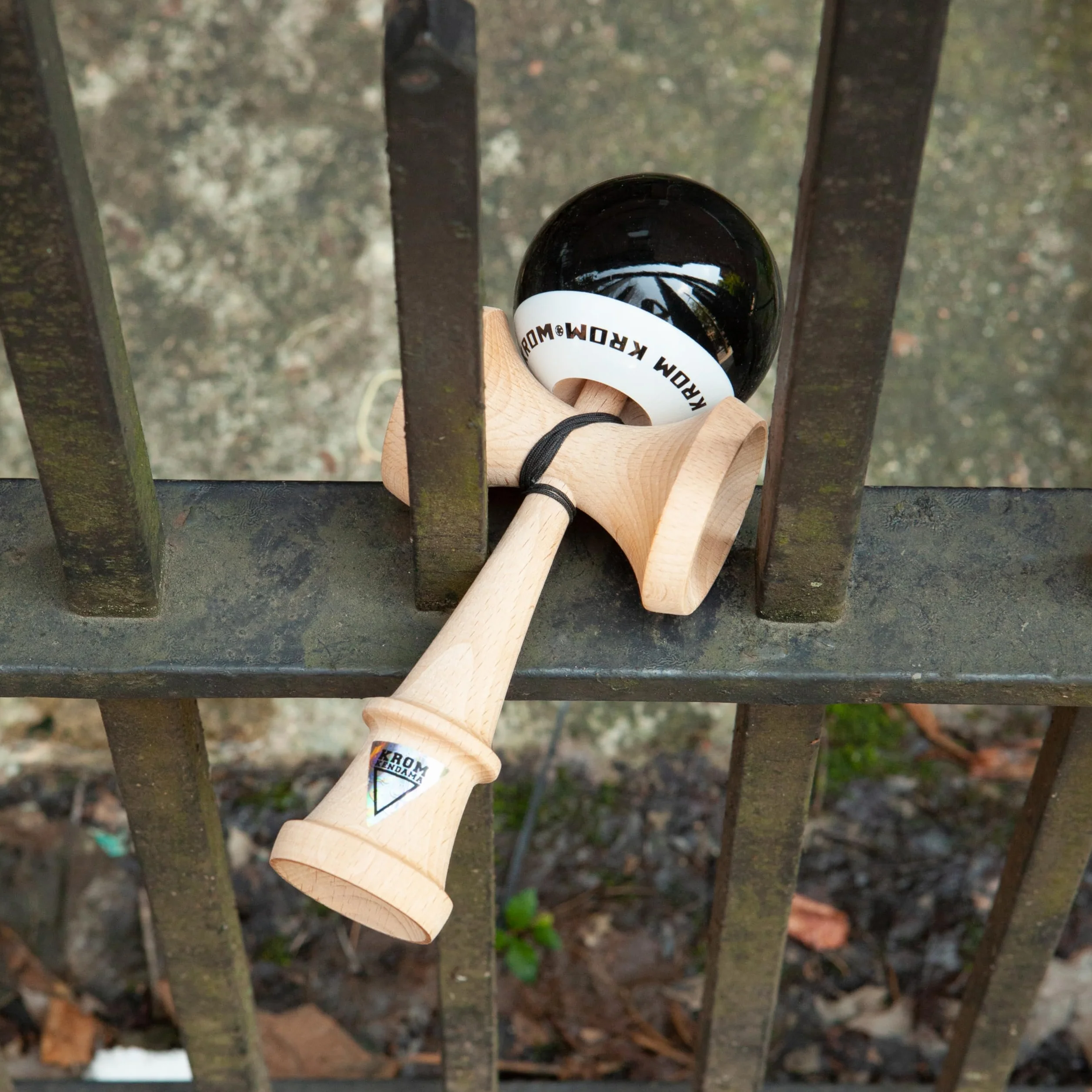KROM Pro Kendama Drewniany bilboquet dla początkujących i zaawansowanych - Pop LOL Black - Bilboquet gra zręcznościowa do użytku na zewnątrz i wewnątrz - drewniana zabawka ze sznurkiem, piłka