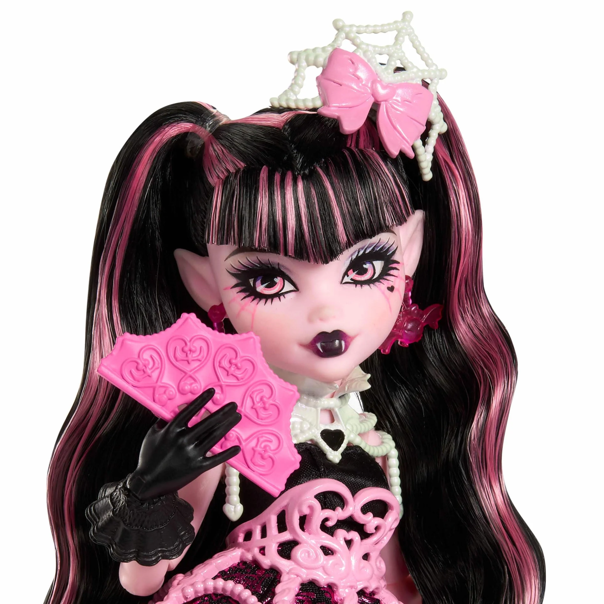 Monster High Straszysłodkie urodziny Draculaura Lalka zabawka w różowo-czarnej sukience z akcesoriami tematycznymi, w tym zaproszenie, „balon”, prezent i wachlarz, JBG74