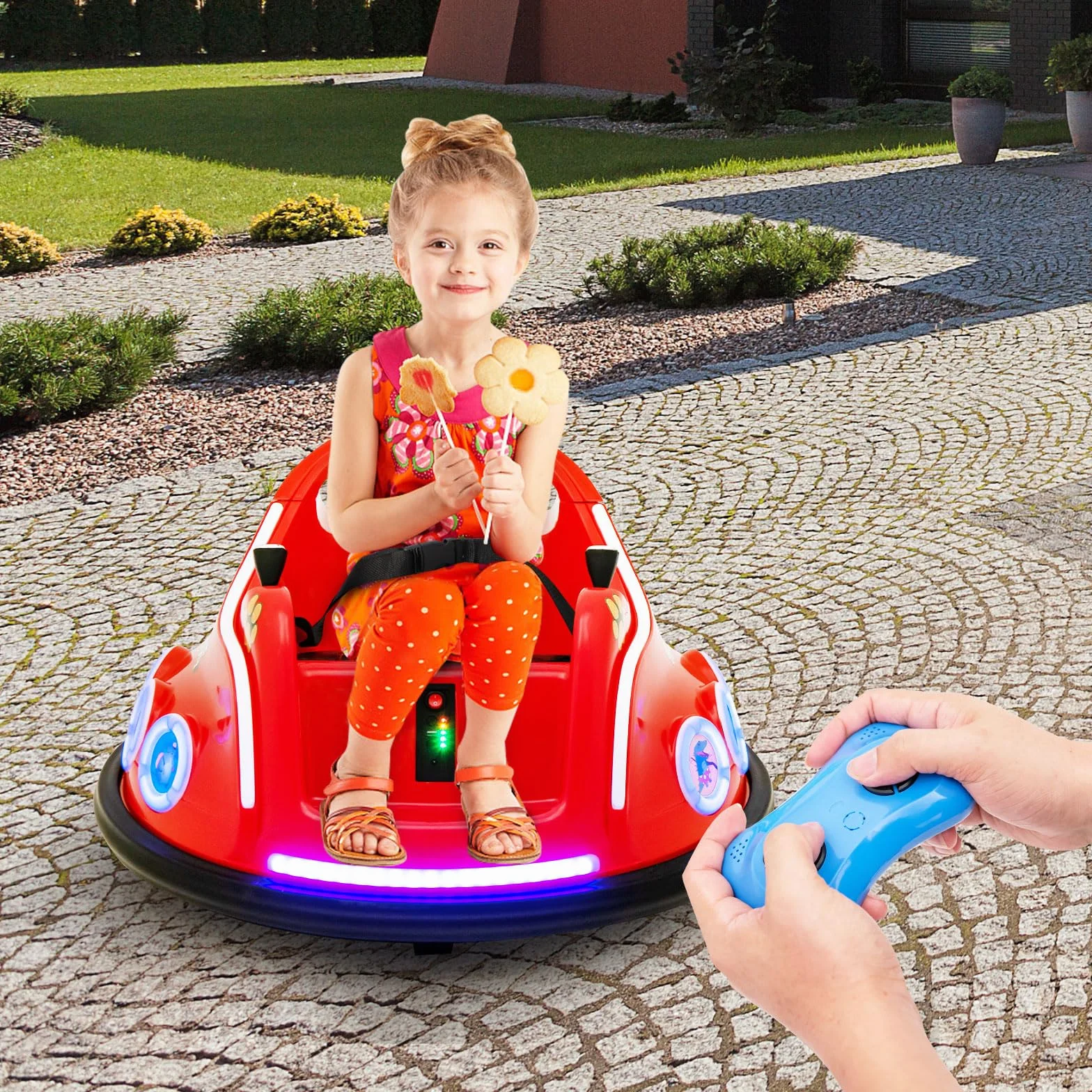 COSTWAY Dziecięcy autoscooter 12V, obrót o 360 stopni, elektryczny samochód zderzakowy z muzyką i światełkami, w zestawie pilot zdalnego sterowania 2,4 GHz, idealny dla dzieci od 3 lat (czerwony)