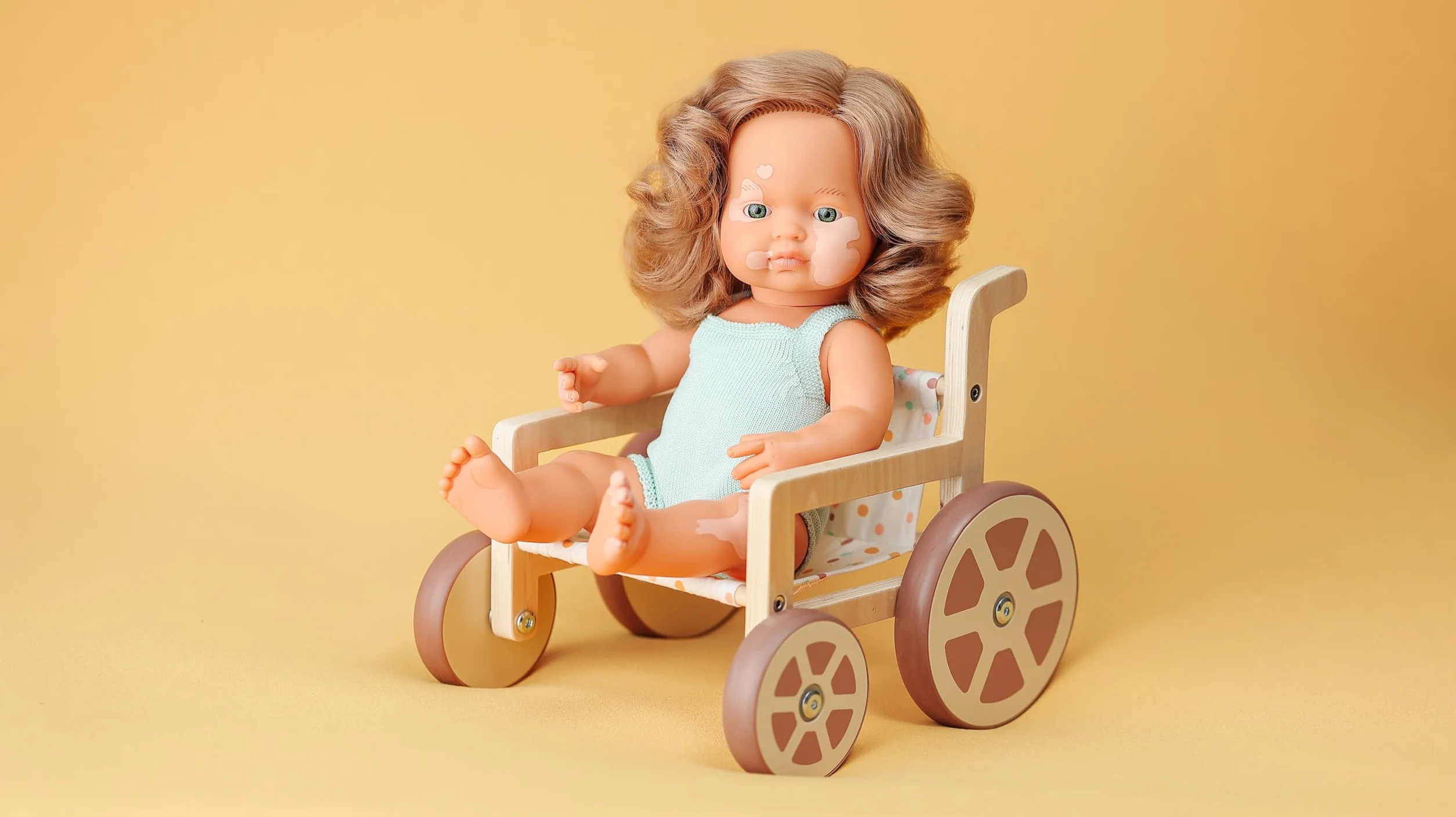 Miniland Wózek inwalidzki z materiałów przyjaznych dla środowiska dla lalek do 38 cm. Włączenie.
