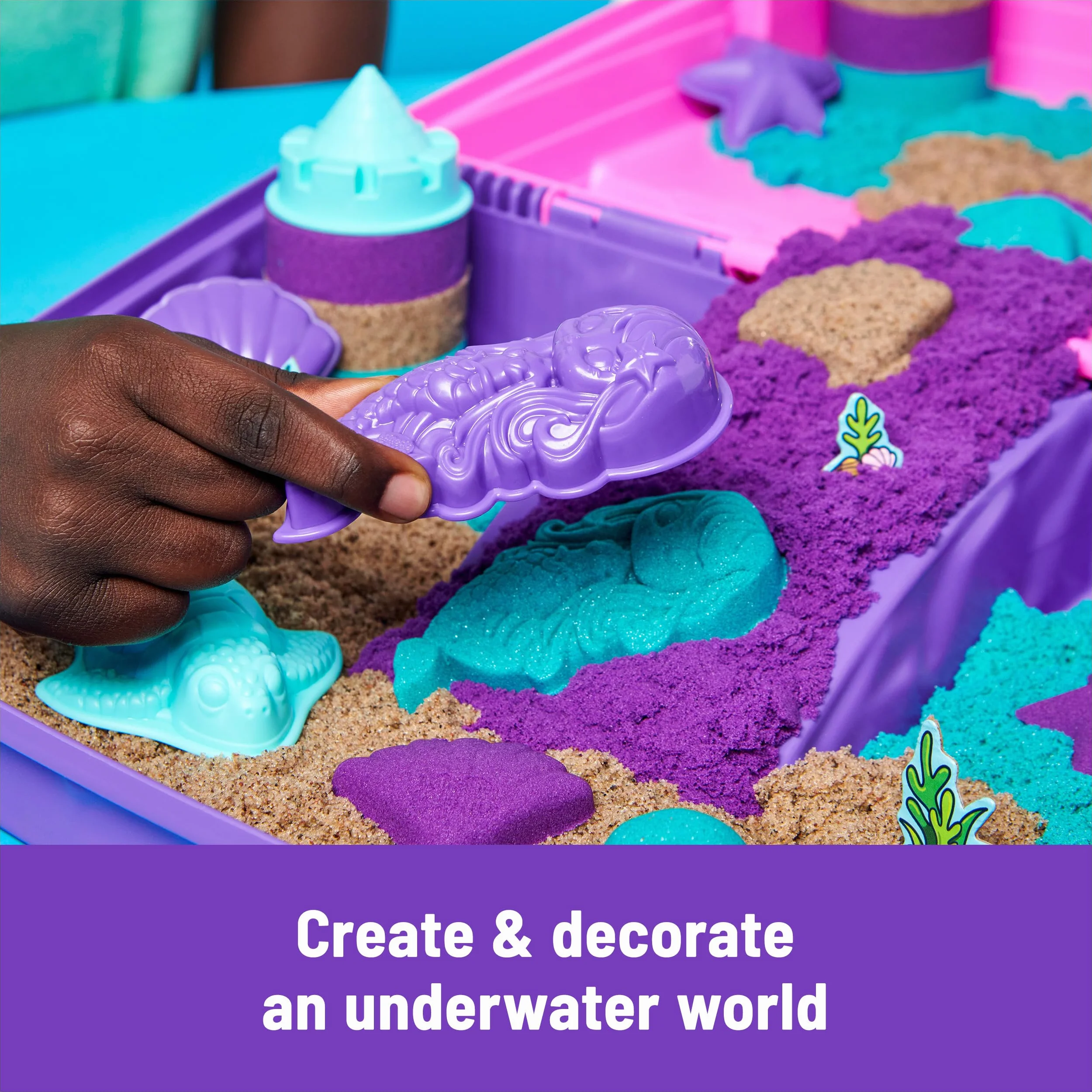 Kinetic Sand, Zestaw do zabawy w pałacu syrenki, 0,9 kg połyskującego piasku do zabawy, składana piaskownica wielokrotnego użytku i narzędzia, zabawki sensoryczne dla dzieci w wieku od 3 lat
