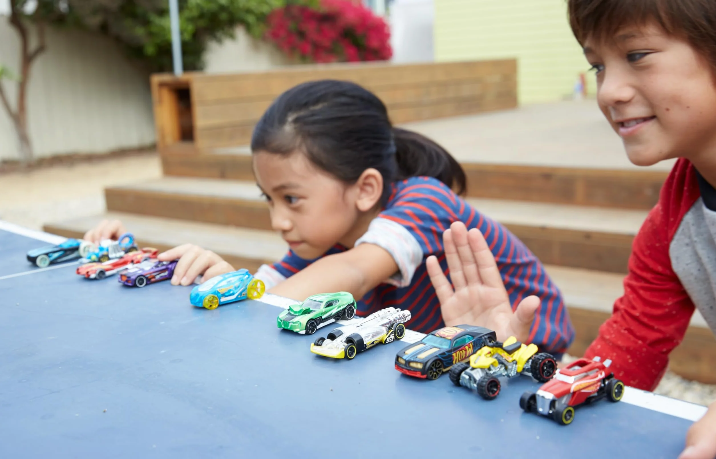 Hot Wheels - Zestaw 5 samochodzików w skali 1:64 z realistycznymi detalami, dla dzieci w wieku od 3 lat, style mogą się różnić od przedstawionych na ilustracjach, 01806