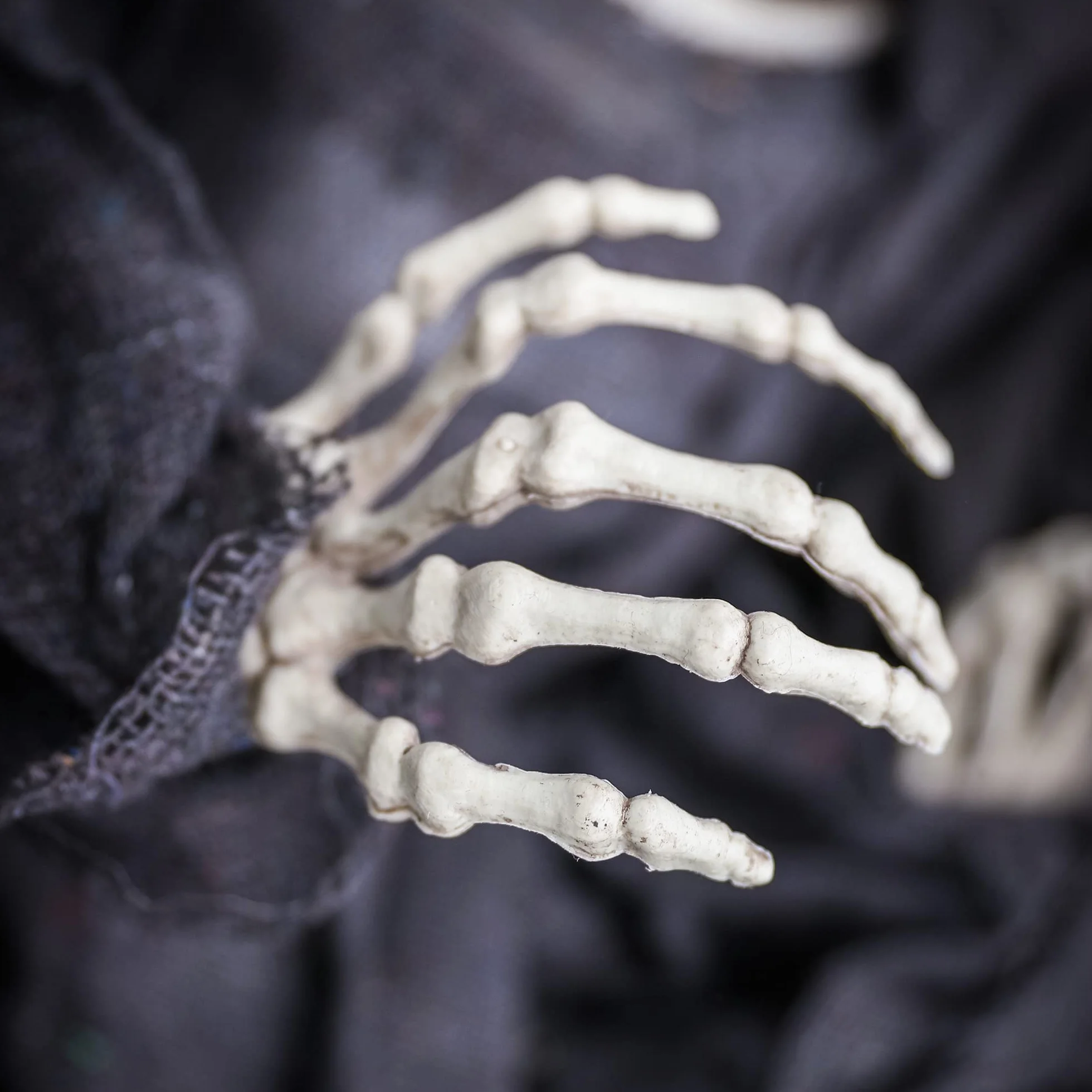 I LOVE FANCY DRESS LTD Ponure Reaper Halloween rekwizyt animowana dekoracja ze skrzydłami - czerwone świecące oczy i efekty dźwiękowe - Eerie Reaper z zmotoryzowanymi skrzydłami i głową - rekwizyty na Halloween, 1 opakowanie