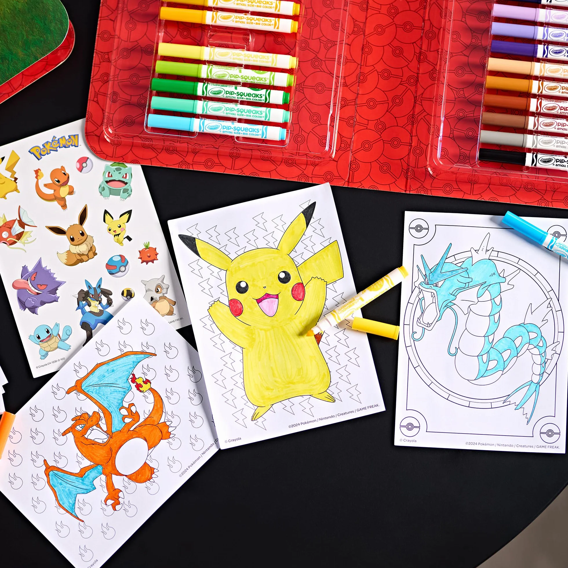 Crayola - Walizka artystyczna z naklejkami Pokemonów, zestaw zawierający flamastry, strony do kolorowania, naklejki, 45 elementów, kreatywny prezent dla dzieci od lat 5, 04-0785