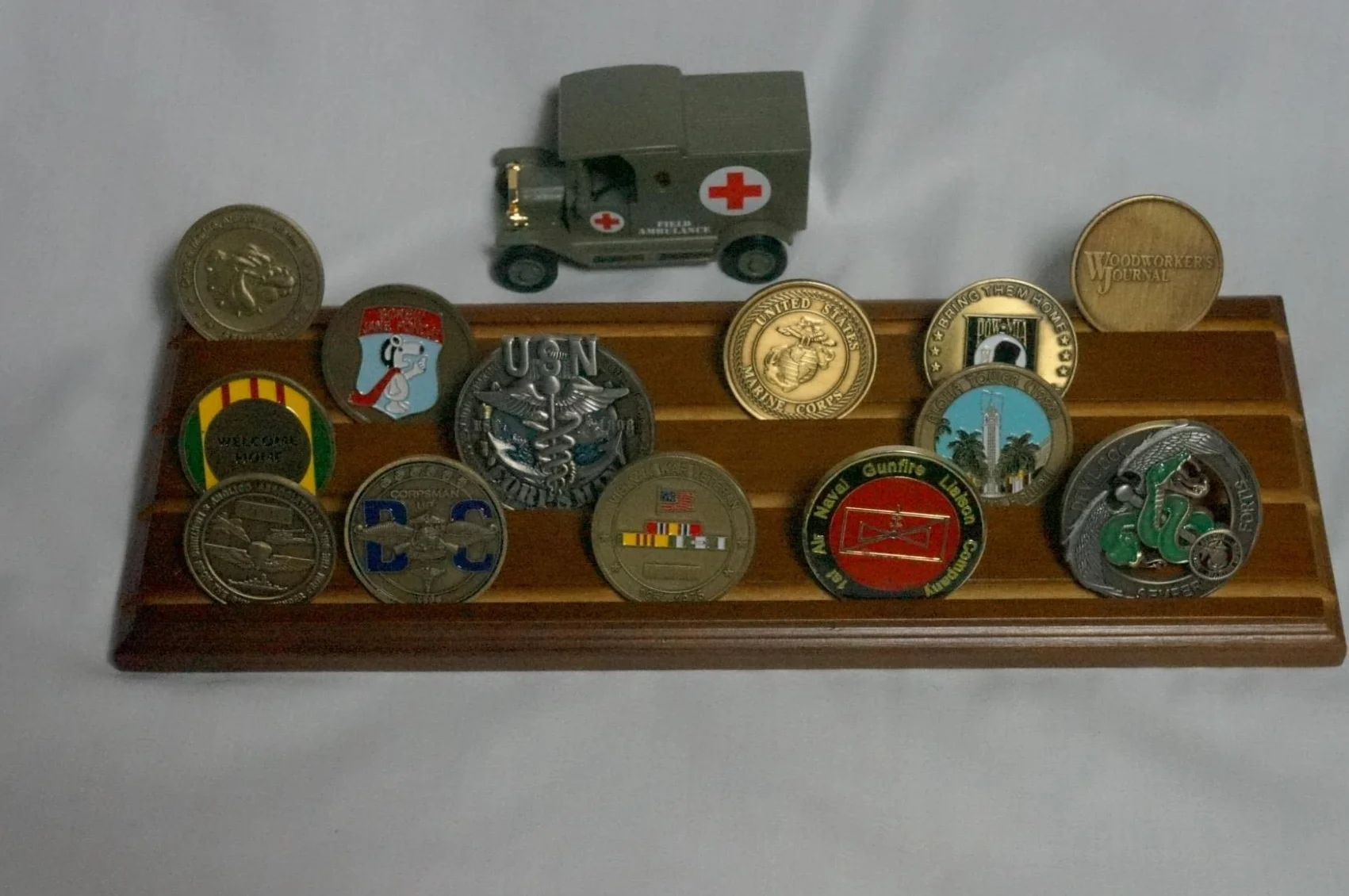 DisplayGifts Challenge stojak na monety 4-rzędowy drewniany uchwyt stojak etui mieści 28 monet wykończenie orzechowe