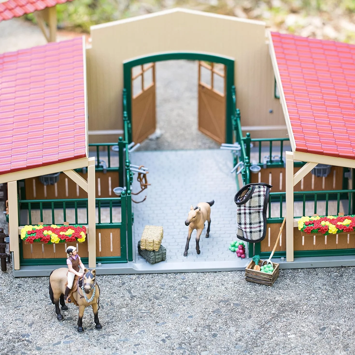 schleich FARM WORLD | Stajnia z końmi i akcesoriami 42195 | Zestaw ze stajnią, padokiem, 2 końmi, figurką dziewczynki i akcesoriami | Zabawka farma od 3 lat | 96 elementów | Ekskluzywnie na Amazon