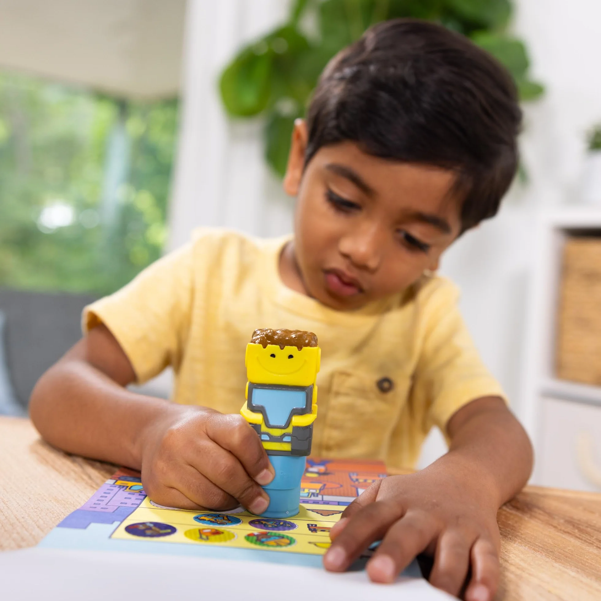 Melissa & Doug Naklejka Wow!™ Zestaw Bulldozer: 24-stronicowy blok aktywności, szablon do naklejek, 500 naklejek, zabawka dotykowa i artystyczna z postacią kolekcjonerską