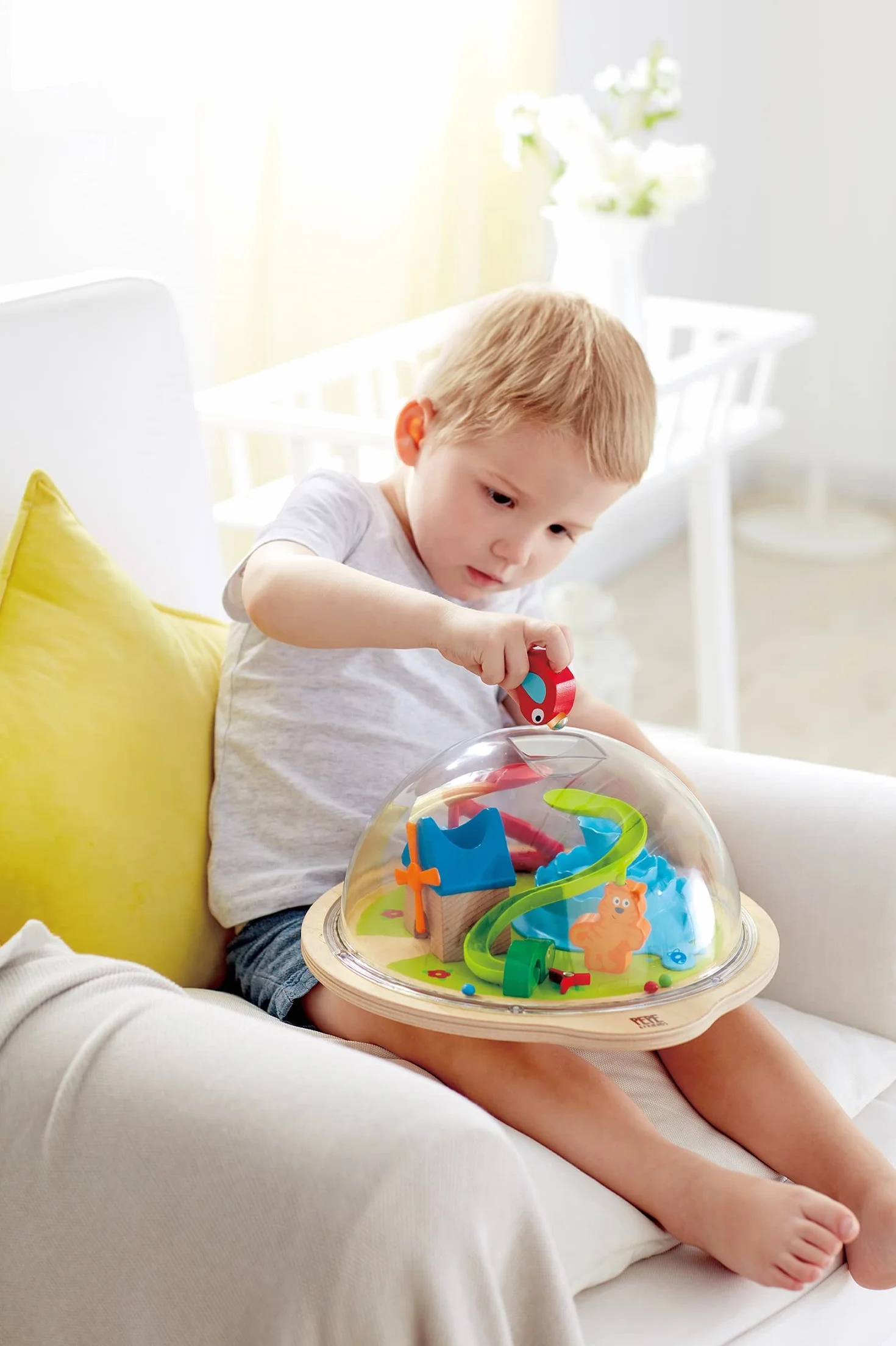 Hape Lilys kopuła przygody firmy Hape | zabawka 3D z magnetycznym labiryntem, kopuła przeżyć dla dzieci z różnymi postaciami i akcesoriami