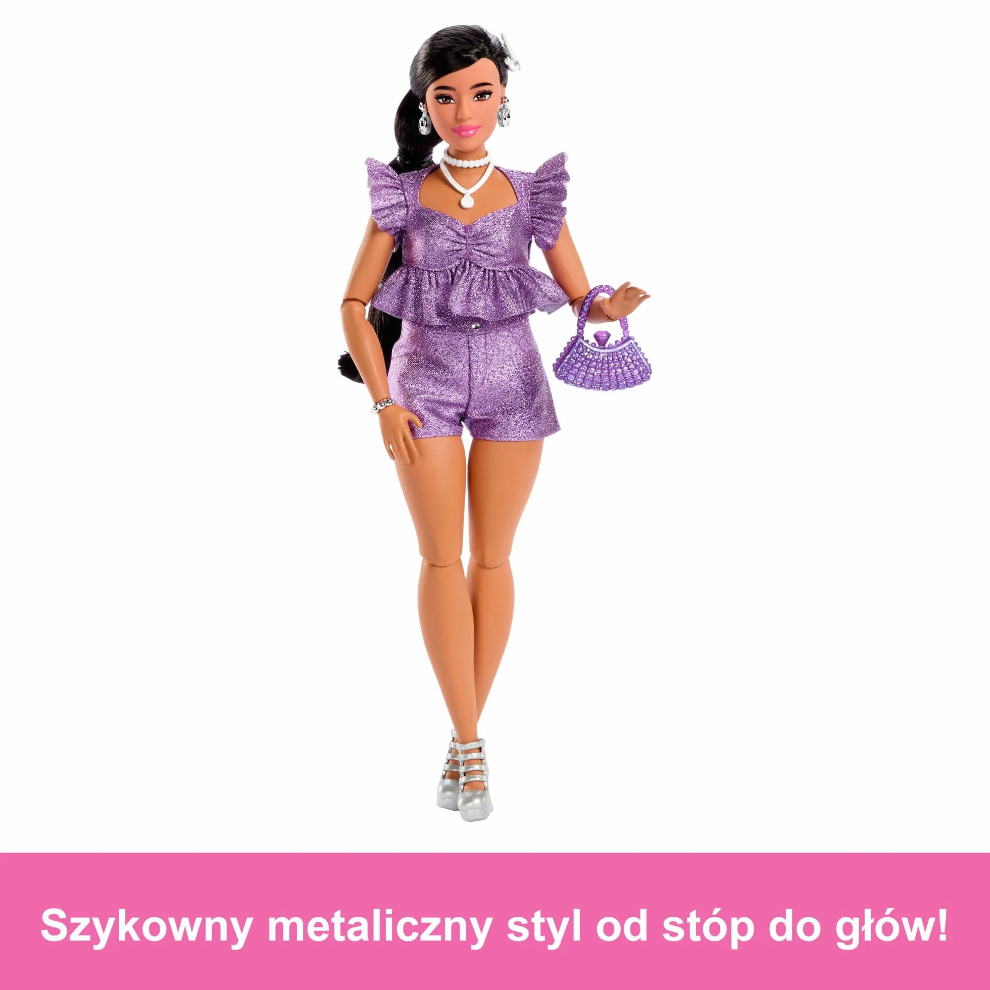 Barbie Deluxe Style Lalka modowa #8 z czarnymi włosami ułożonymi w warkocz, w metalicznej fioletowej koszulce oraz błyszczących szortach i z akcesoriami, w tym perełkową biżuterią i torebką, JFP43