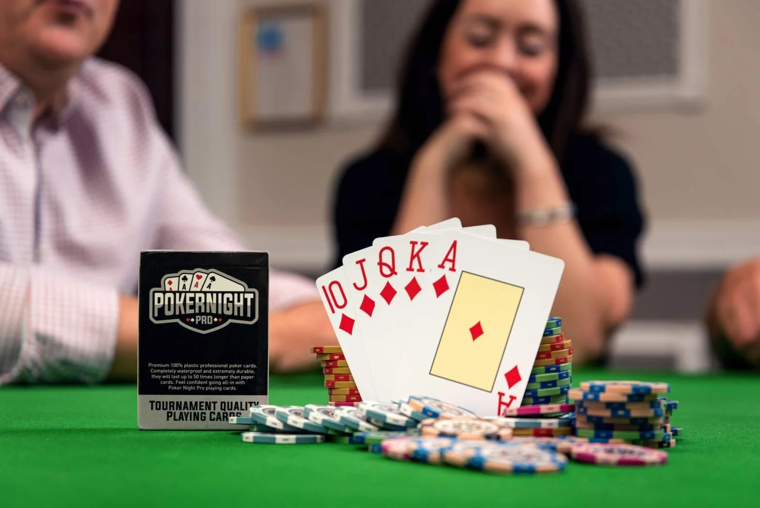 Talia Profesjonalnych, Wodoodpornych Kart do Pokera Texas Hold'em | 100% Plastik | 54 Karty w Talii (Czerwone Rewersy) | 2 Jokery | Indeks Jumbo
