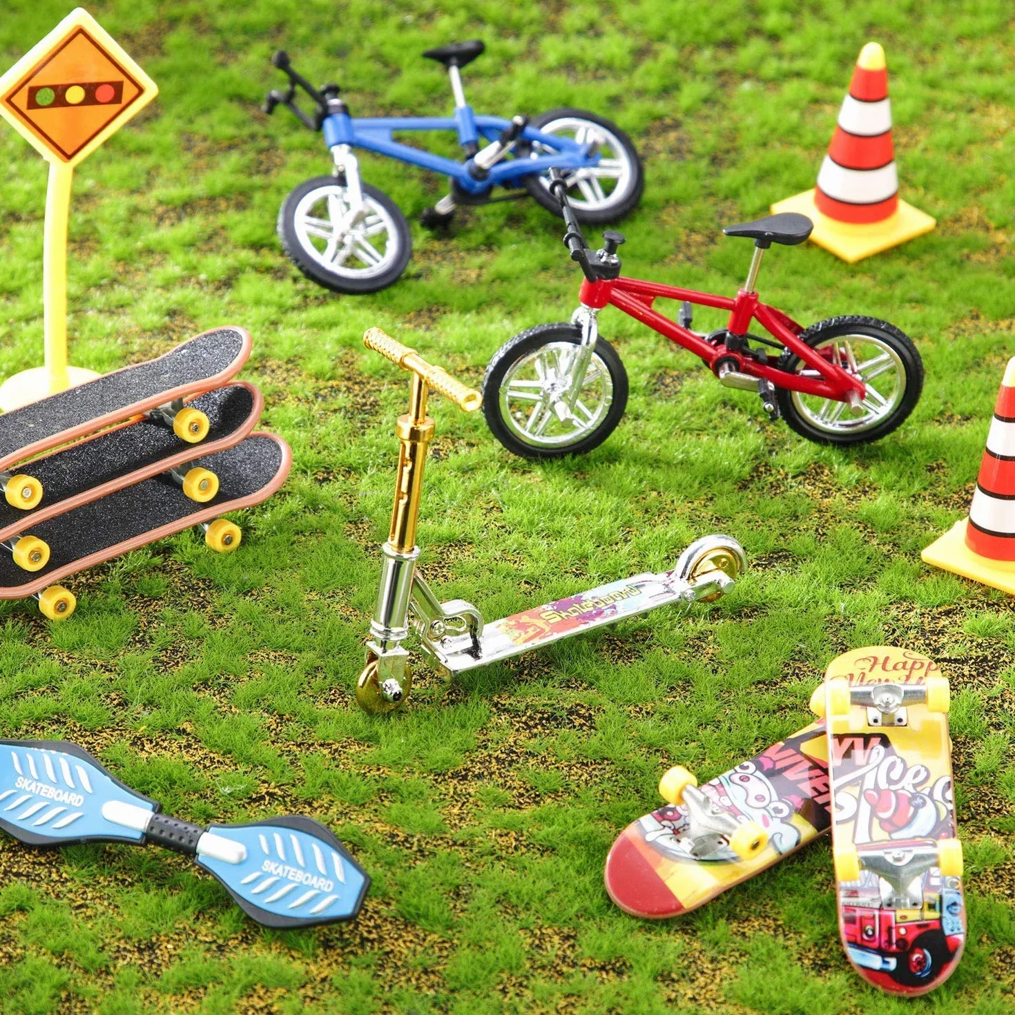Zestaw do skateparku, mini zabawki na palec, deskorolki, rowery, mała huśtawka z wymiennymi kółkami i narzędziami (17 szt.)