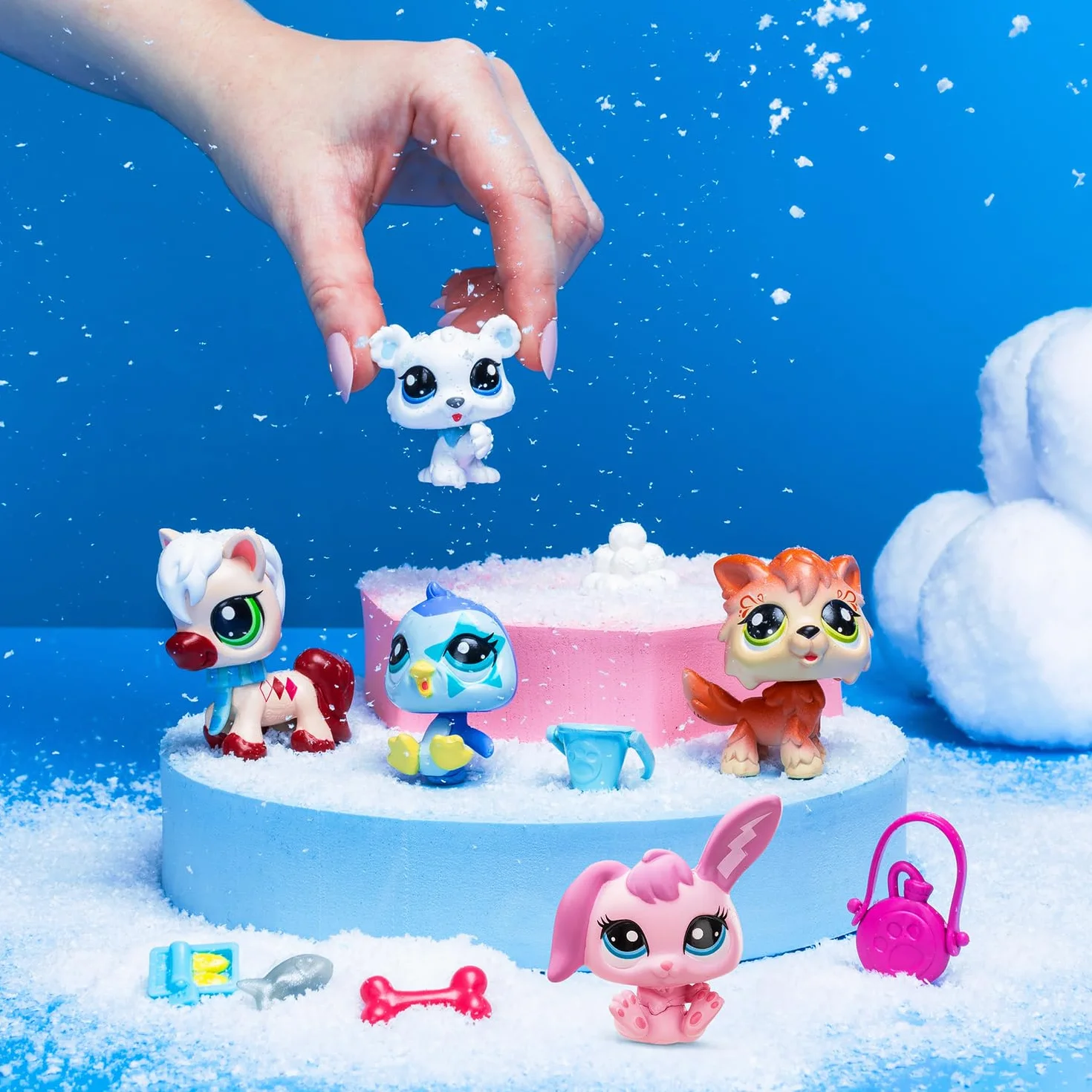 Bandai - Littlest Pet Shop - Zestaw kolekcjonerski Motyw Góry Zima 5 Zwierząt i Akcesoria - Oficjalna licencja Pet Shop - Zestaw zabawek Mini Słodkie Zwierzęta Figurki - Zabawka dla dzieci 4 lata i +